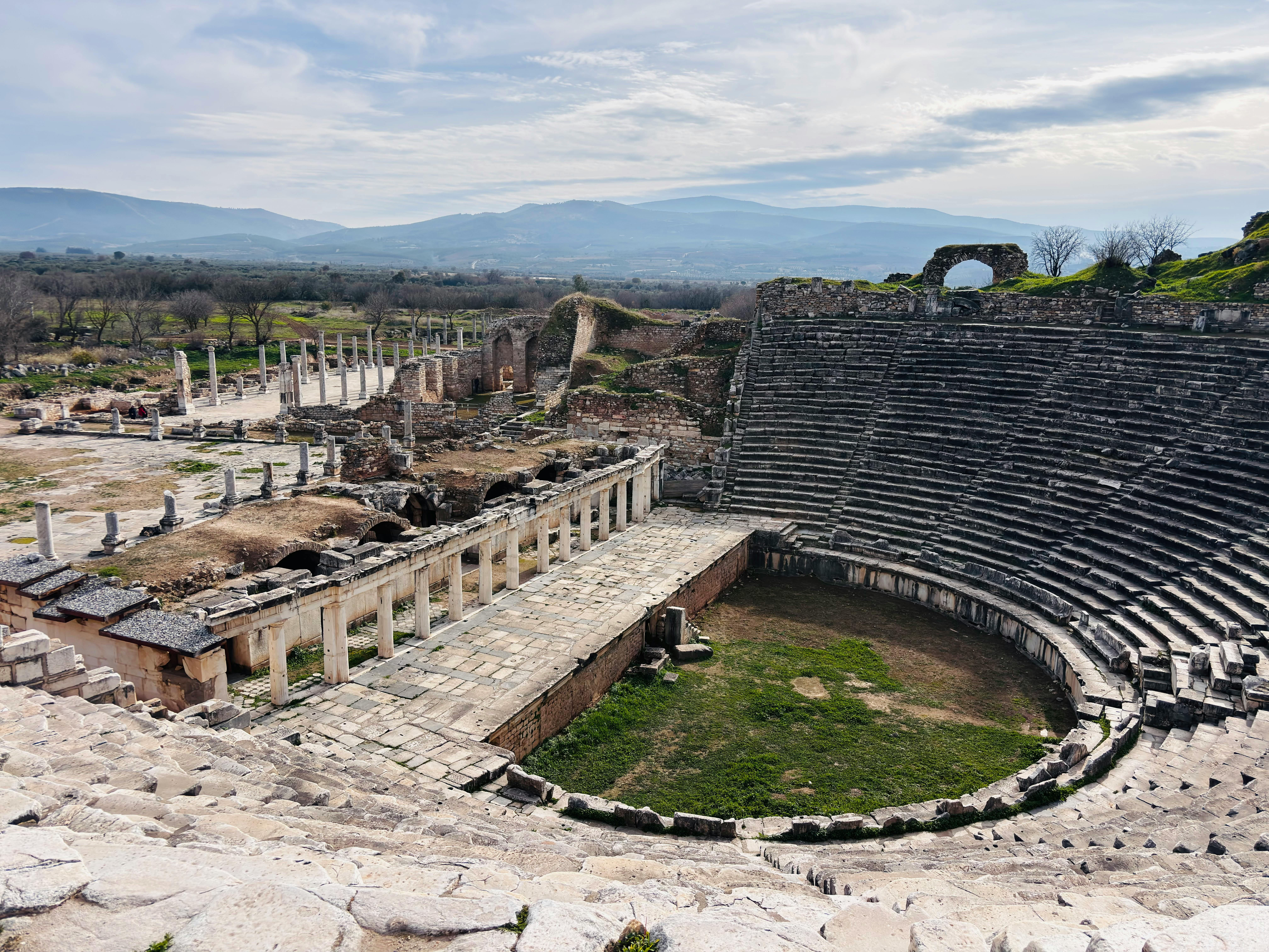 Ücretsiz Türkiye'de, berrak bir gökyüzü altında, iyi korunmuş antik Roma amfitiyatrosu kalıntılarını keşfedin. Stok Fotoğraflar