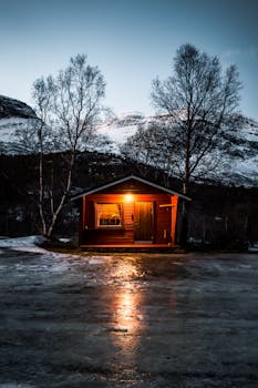 挪威斯基博顿，黎明时分，一间舒适的小屋被白雪覆盖
