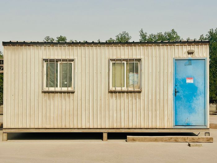 Módulo prefabricado con ventanas y puerta azul