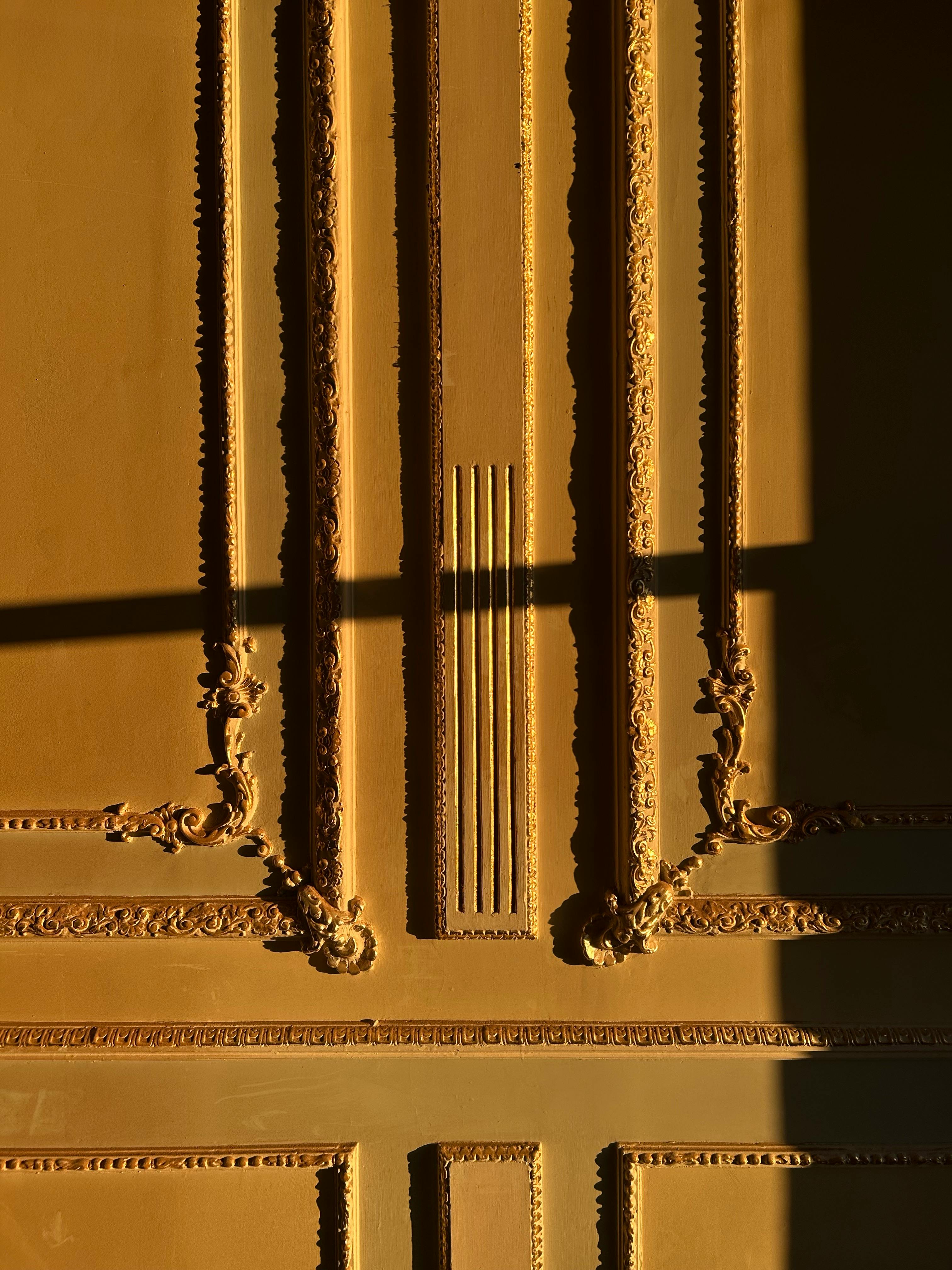 Zadarmo Zložitý dizajn zlatej steny vo vnútri historického paláca v Istanbule v Turecku. Fotka z fotobanky