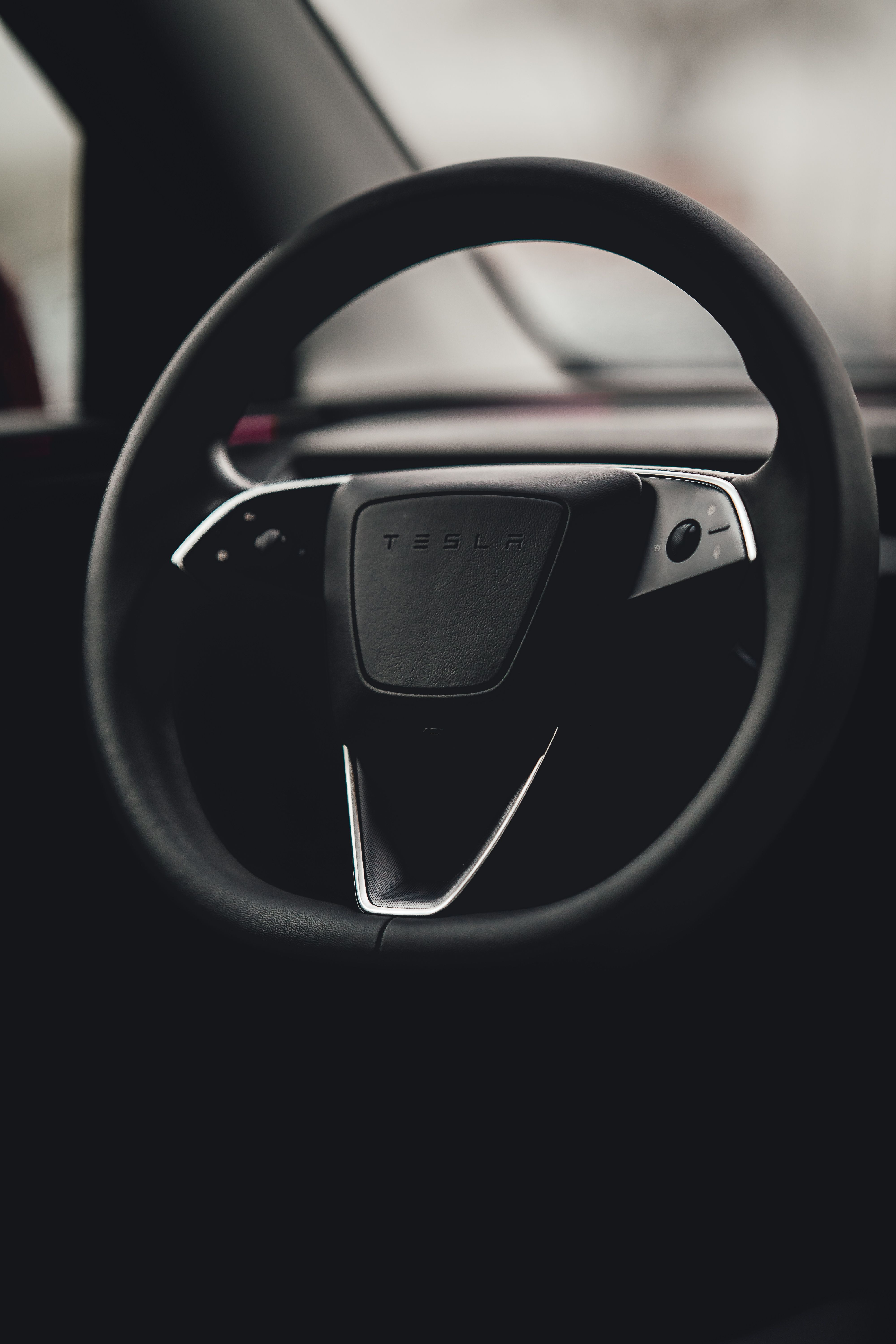 Model S 极速俯冲视角，车身仿佛被风撕裂的瞬间