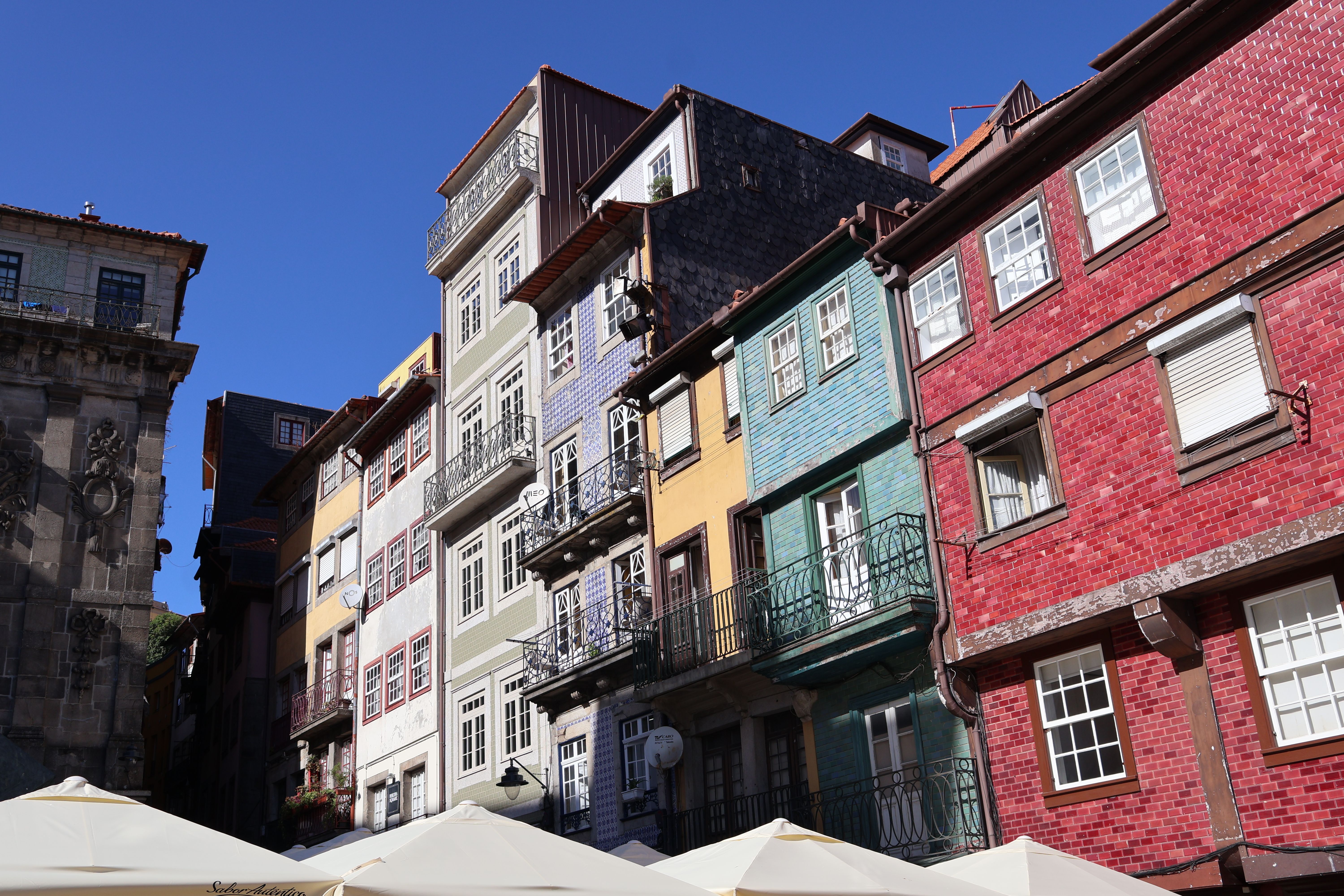 Rua tradicional portuguesa com fachadas coloridas