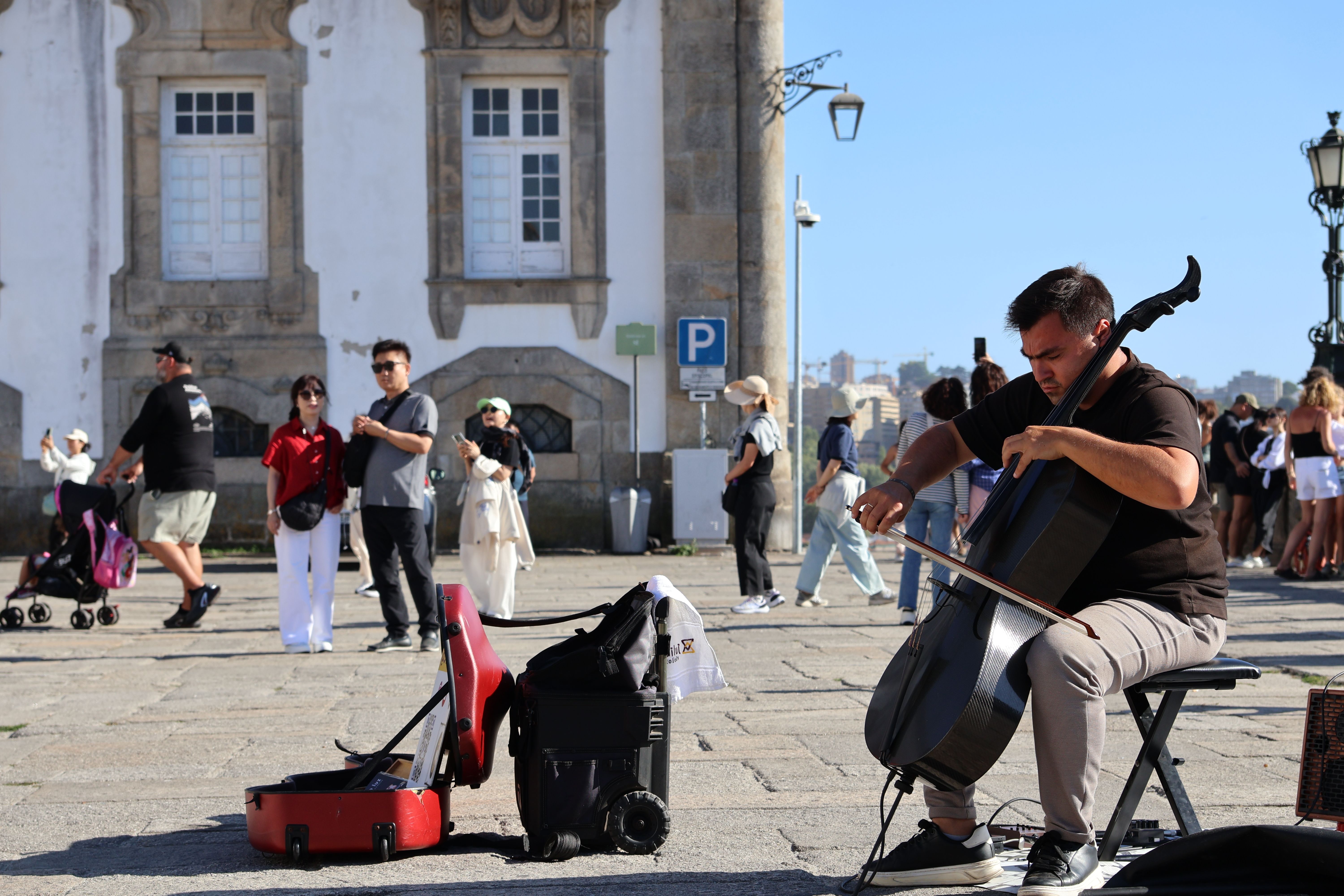 Músico De Rua Tocando Violoncelo Em Ambiente Urbano · Foto profissional ...