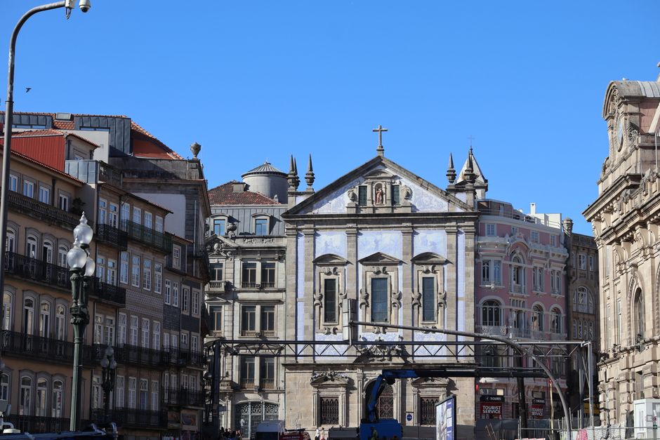The exterior of the <span class="notranslate"><em>Igreja</em></span> do Carmo illuminated at dusk, showcasing its baroque architecture.