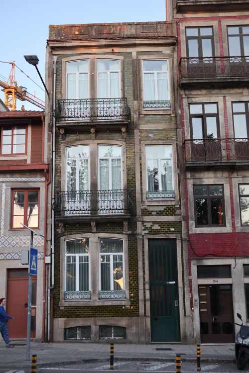 Free Elegantly detailed historic townhouse facade on a European street. Stock Photo