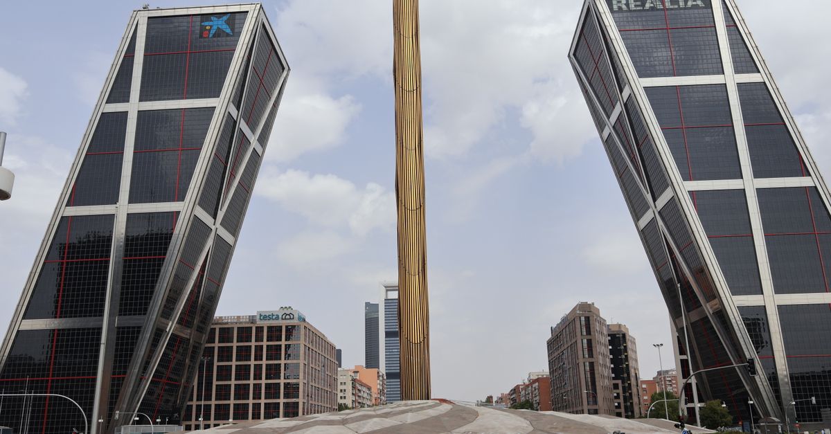 Las torres de la Puerta de Europa se alzan en el horizonte de Madrid, una maravilla arquitectónica moderna.