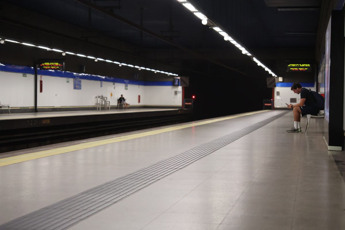 Peron de metrou noaptea, cu lumini reflectate