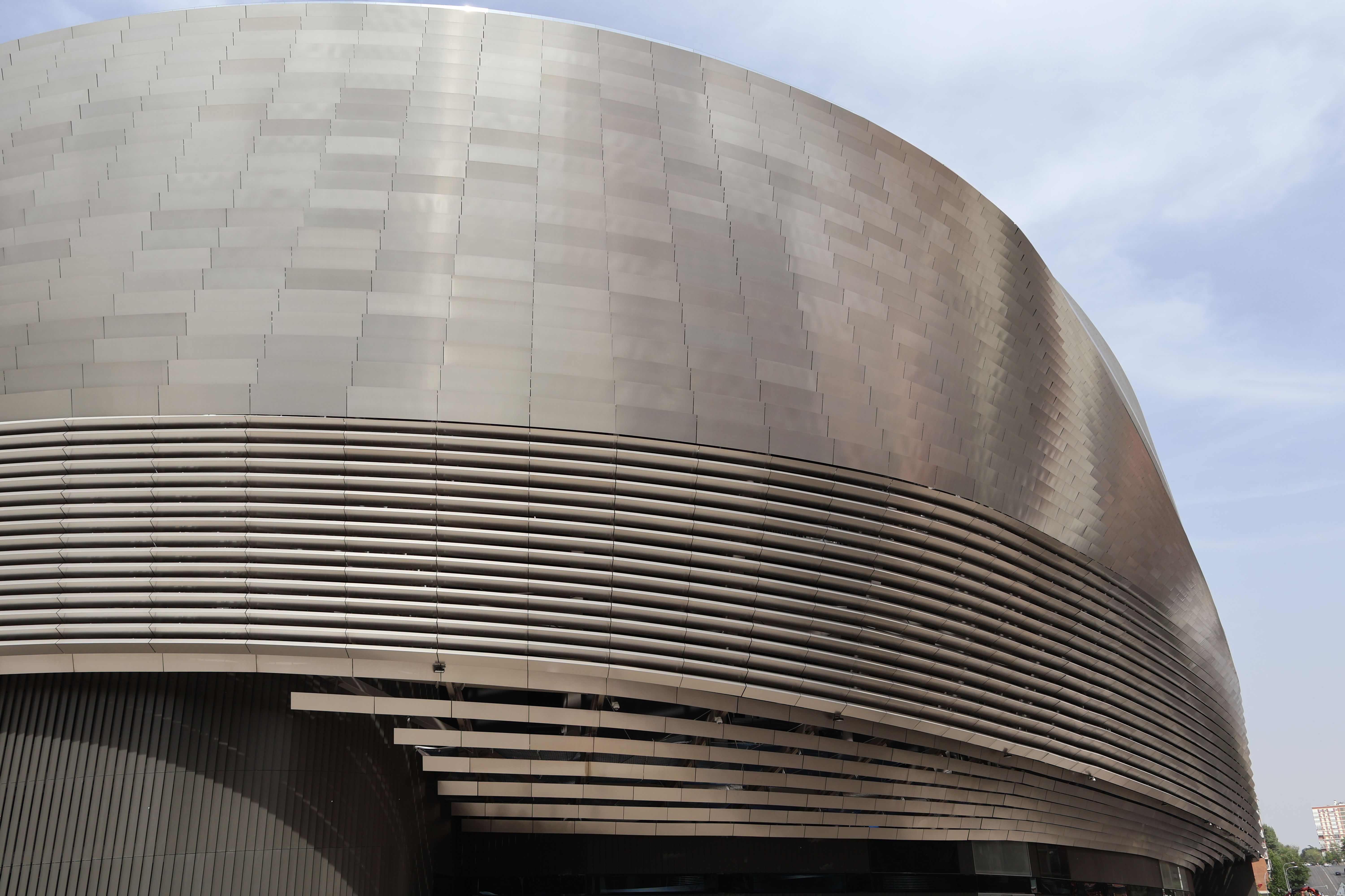 Vue extérieure d'un bâtiment d'architecture moderne à Madrid, en Espagne, au design métallique élégant.