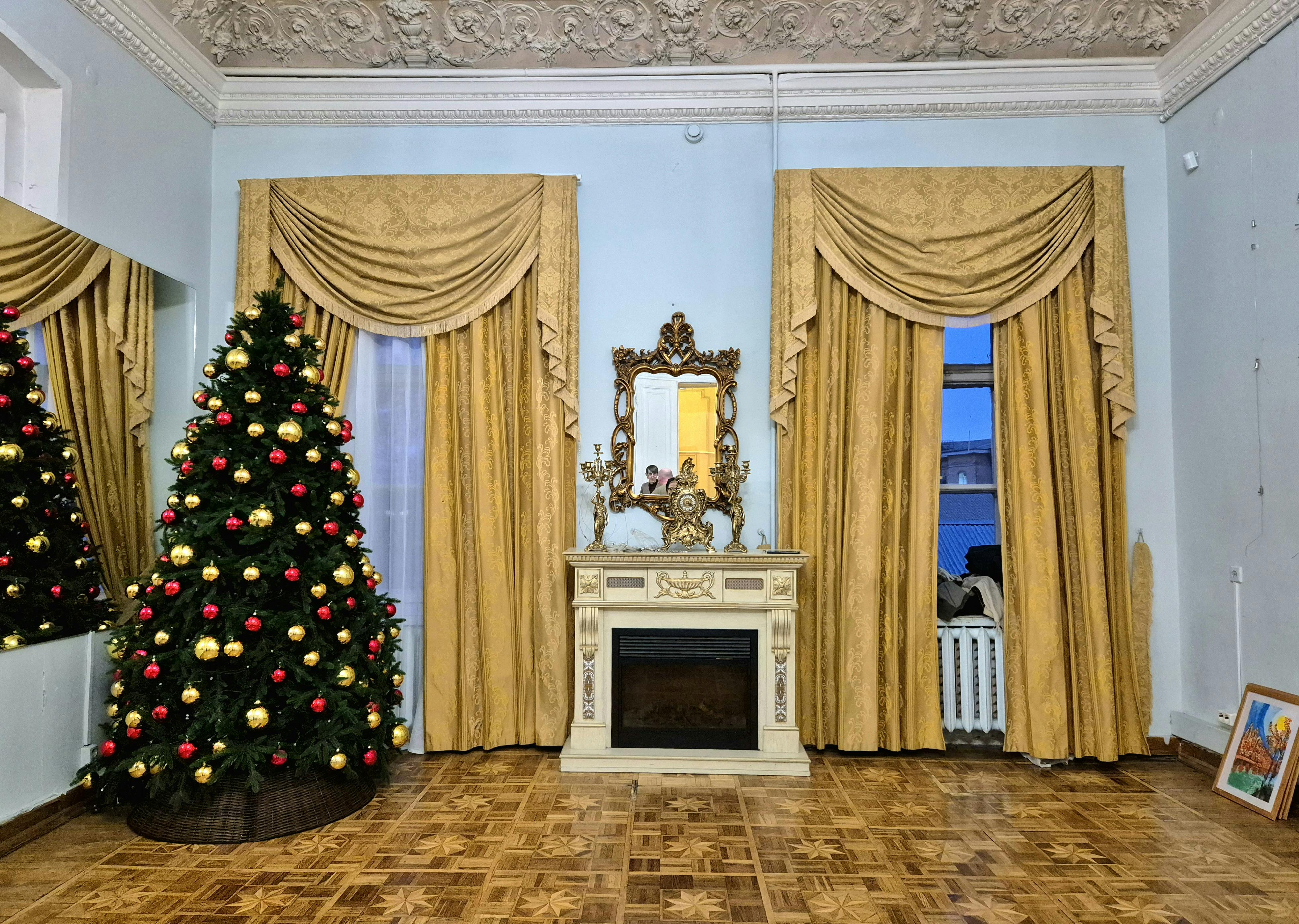 Magnifique parquet en bois massif dans un salon lumineux