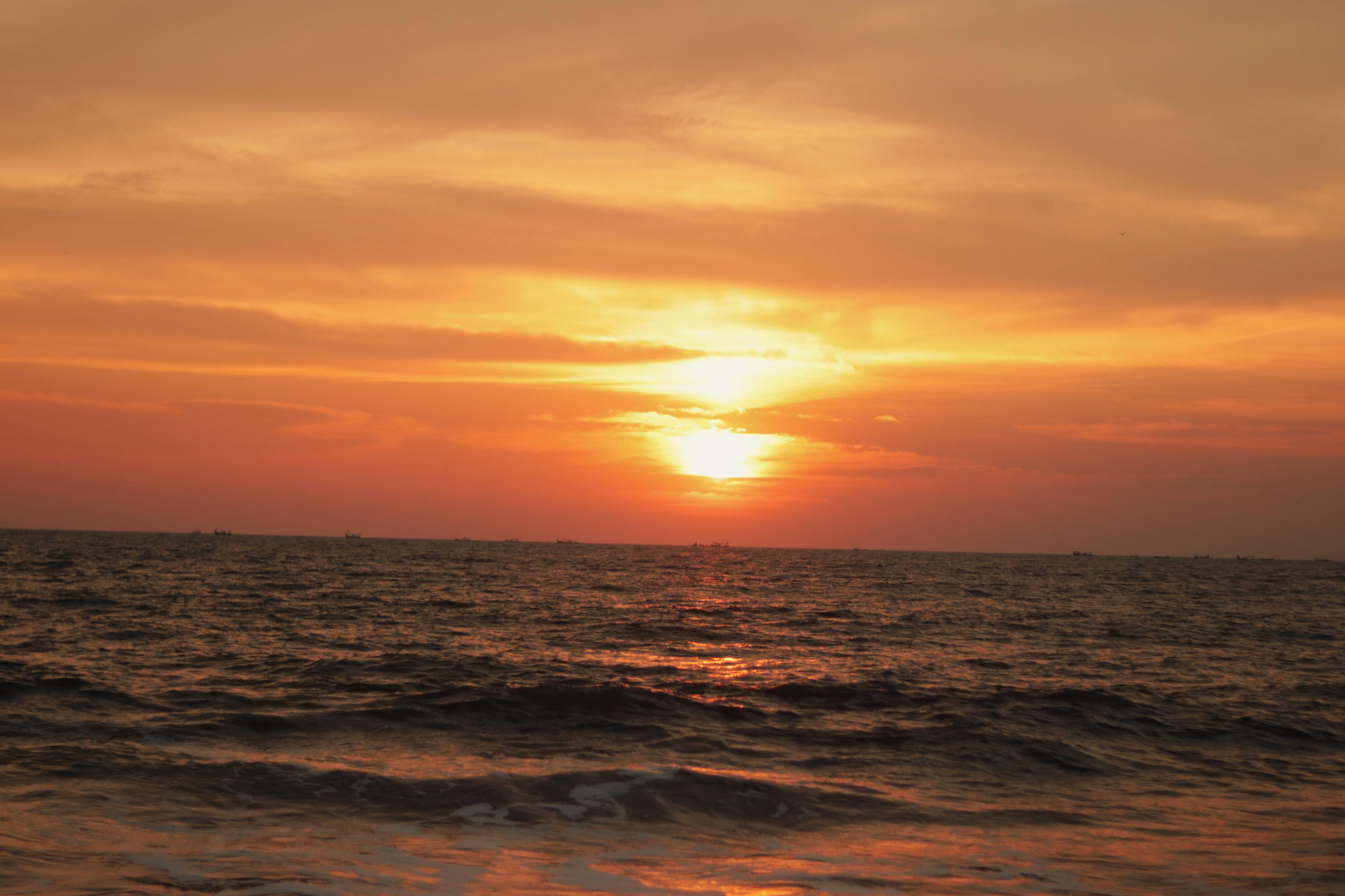 Stunning Sunset Over Ocean Horizon · Free Stock Photo