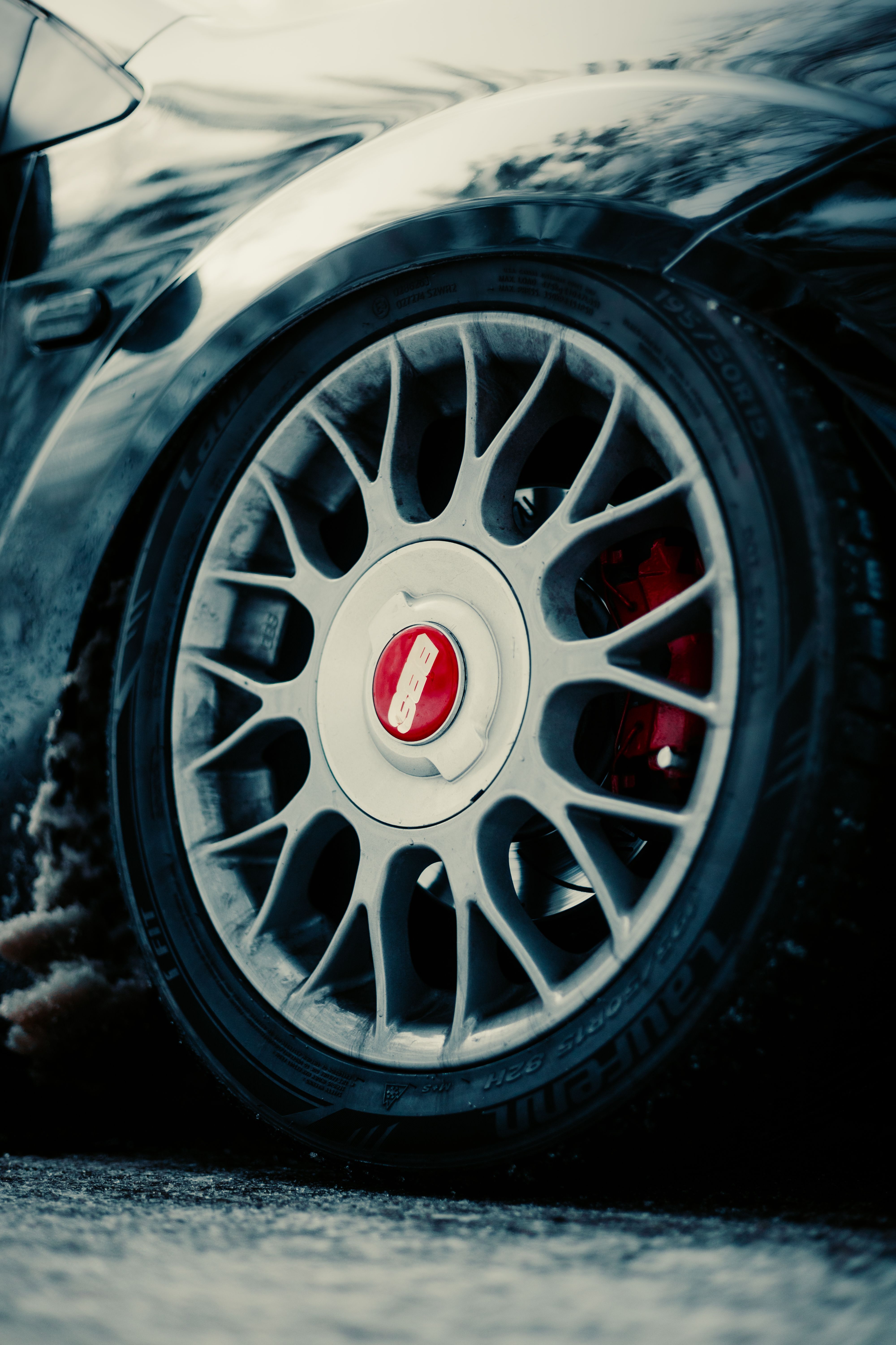 Close-up of a Sports Car Alloy Wheel Design · Free Stock Photo