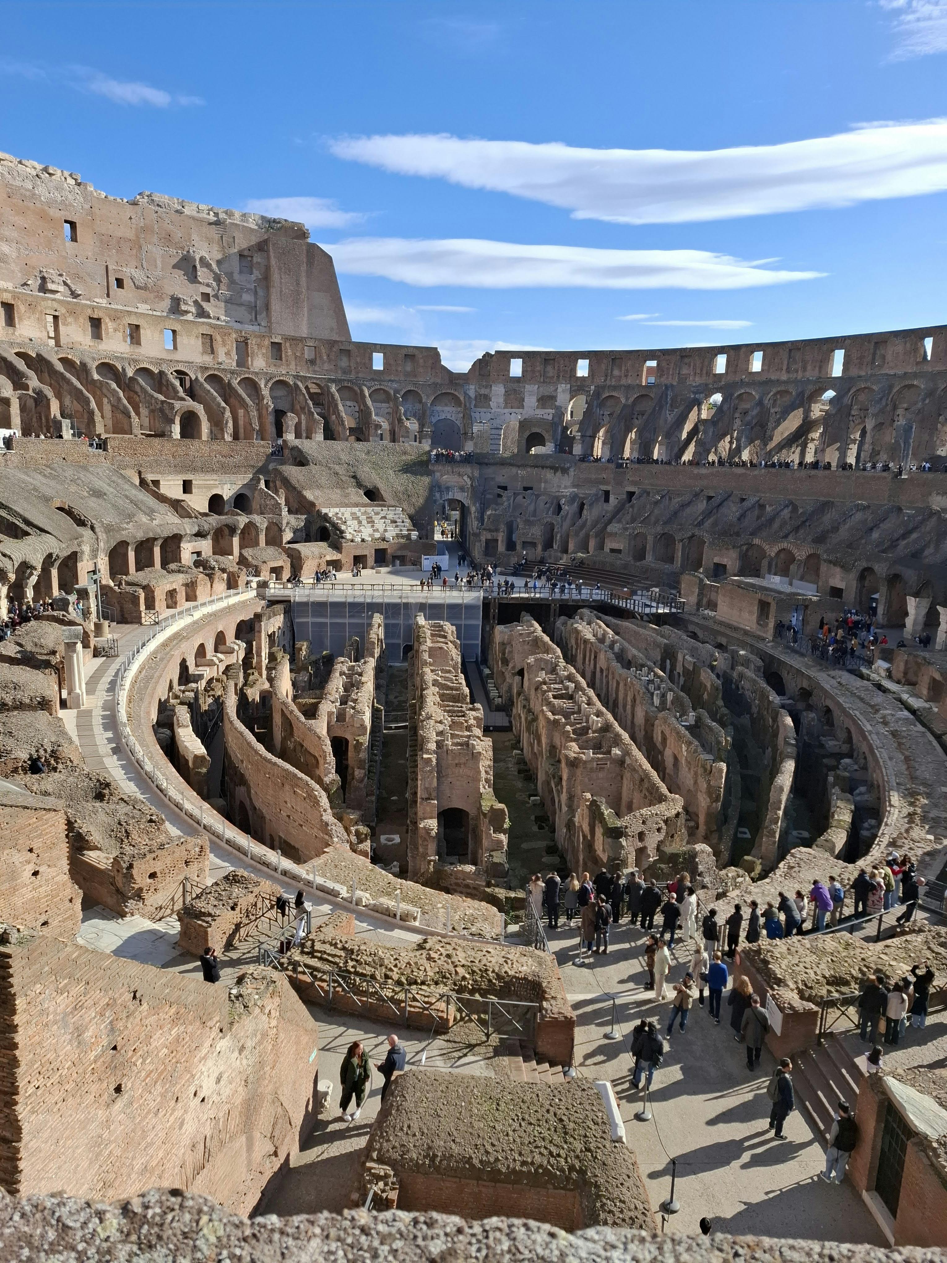ingyenes Fedezze fel a Colosseum ősi romjait, bemutatva annak nagyságát és történelmi jelentőségét. Stockfotó