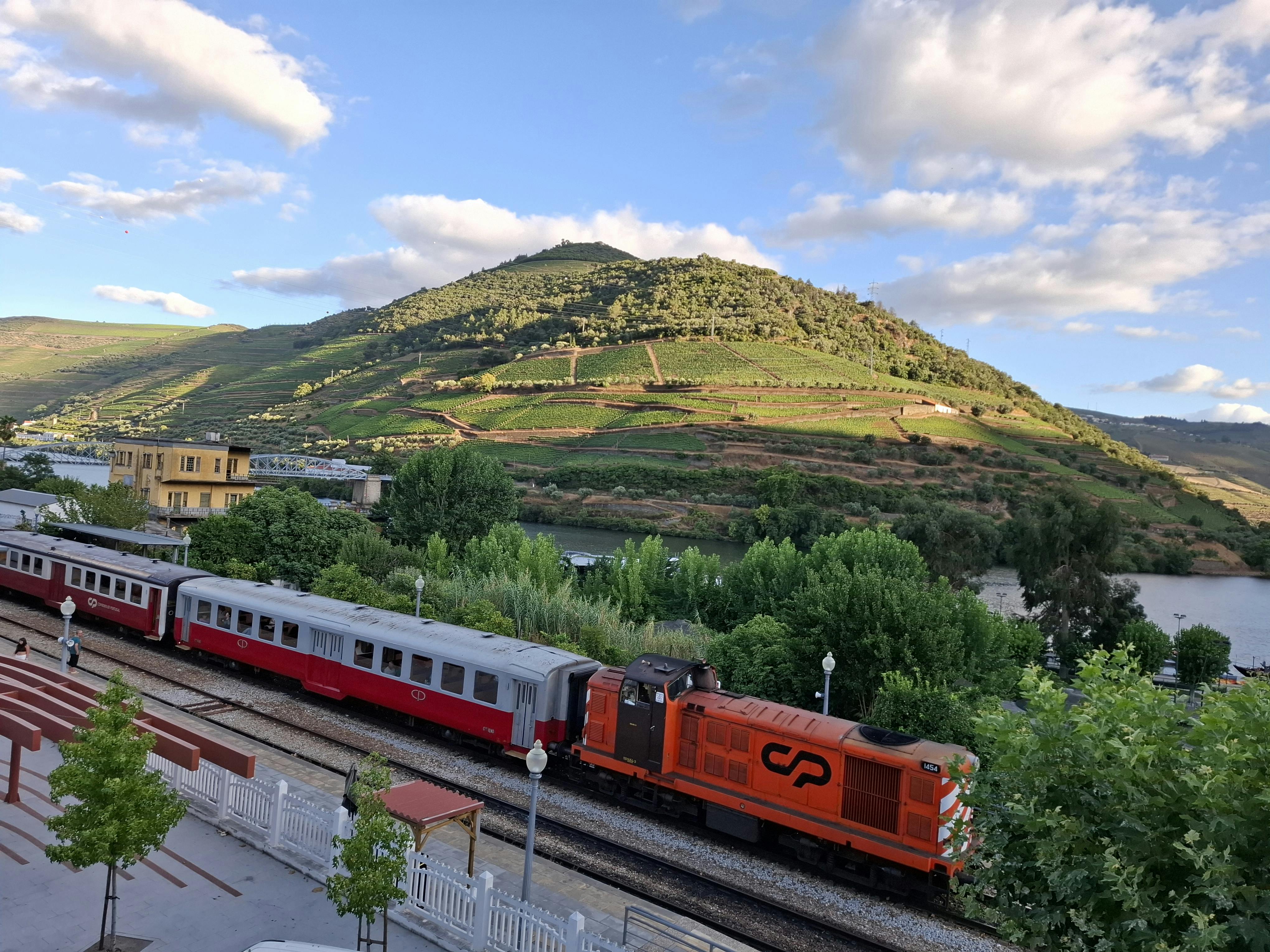 Belçika'nın Valonya bölgesinde toplu taşıma araçlarıyla ulaşılabilecek tarihi ve turistik yerlerin genel görünümü.
