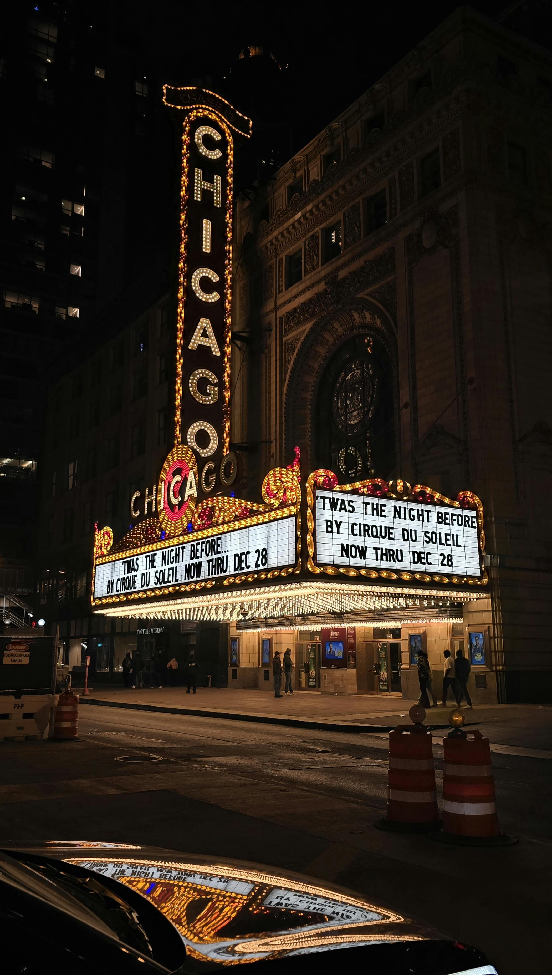 gratis Het Chicago Theater straalt 's nachts fel tijdens de voorstellingen van 'Cirque du Soleil'. Stockfoto