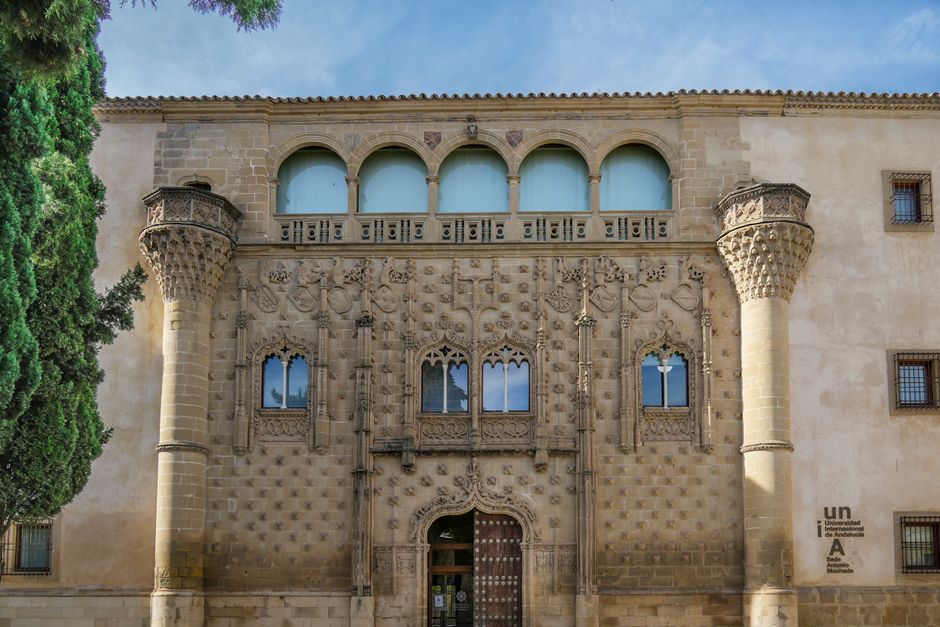 Impresionante fachada de arquitectura renacentista en la Universidad de Baeza, Andalucía, España.