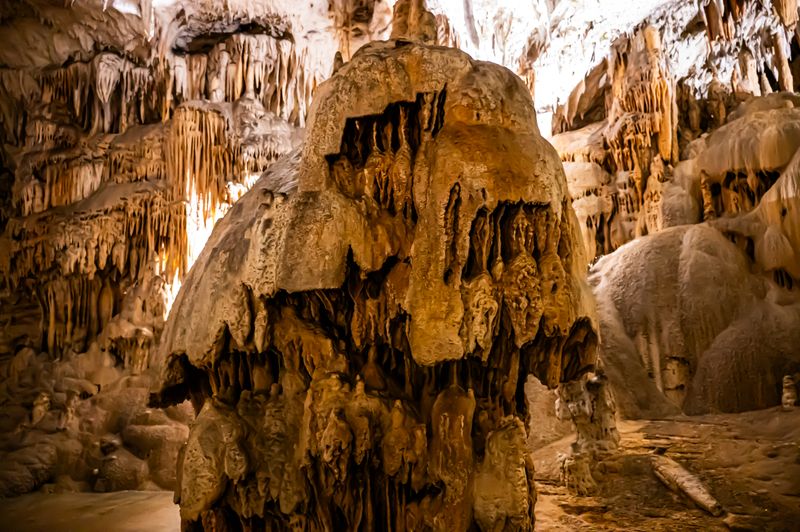 Stalactite și stalagmite în galeriile Peșterii Postojna