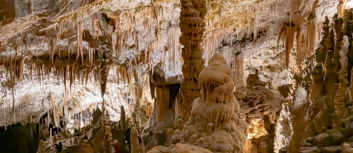 Estalactitas y estalagmitas en la cueva de Postojna