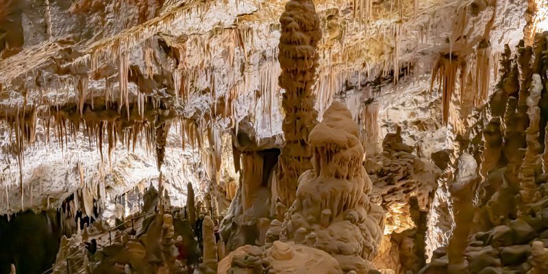 Estalactitas y estalagmitas en la cueva de Postojna