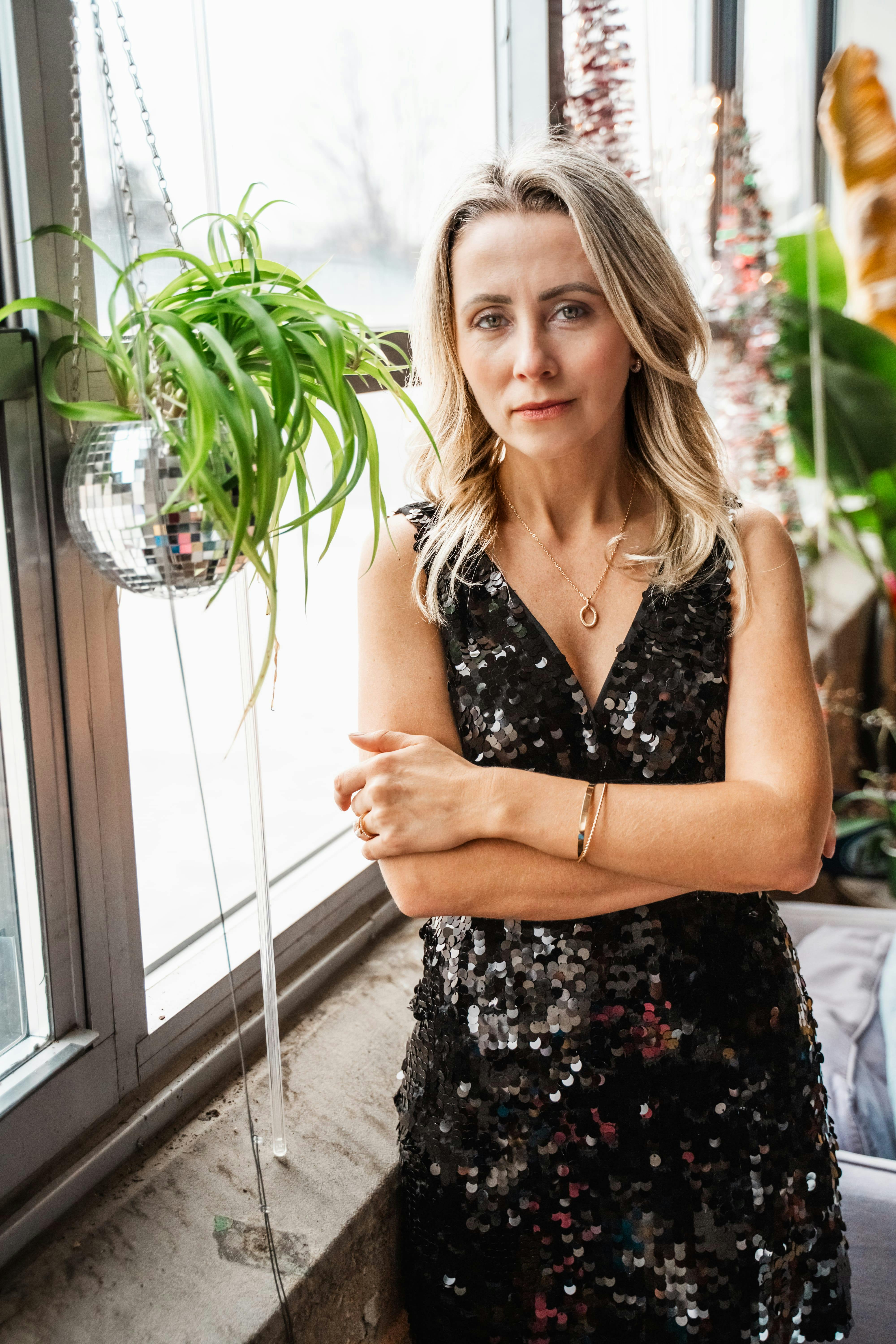 Zadarmo Fotobanka s bezplatnými fotkami na tému # indoor, blondínka, čierne šaty Fotka z fotobanky