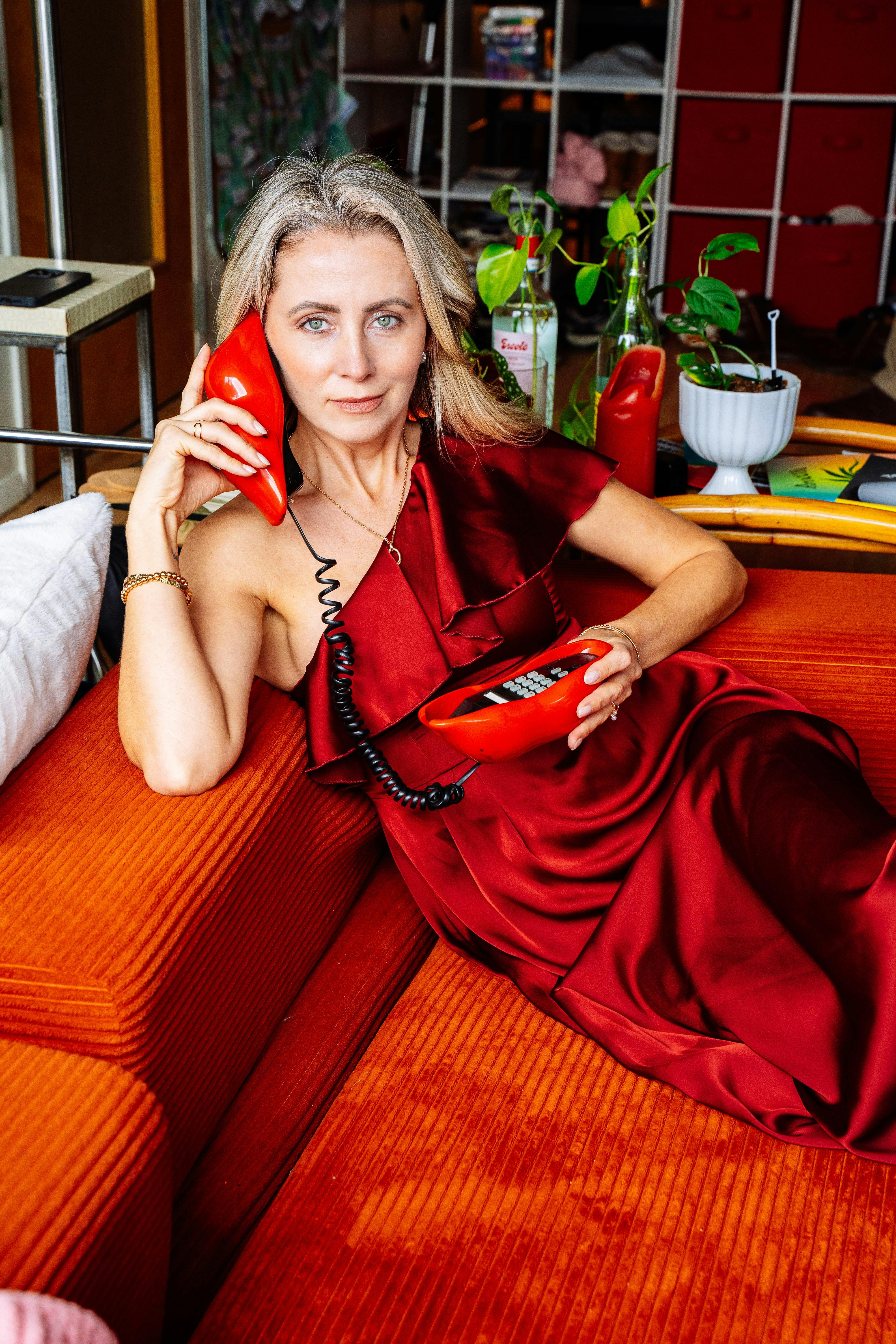 Zadarmo Fotobanka s bezplatnými fotkami na tému # indoor, červená pohovka, červené šaty Fotka z fotobanky