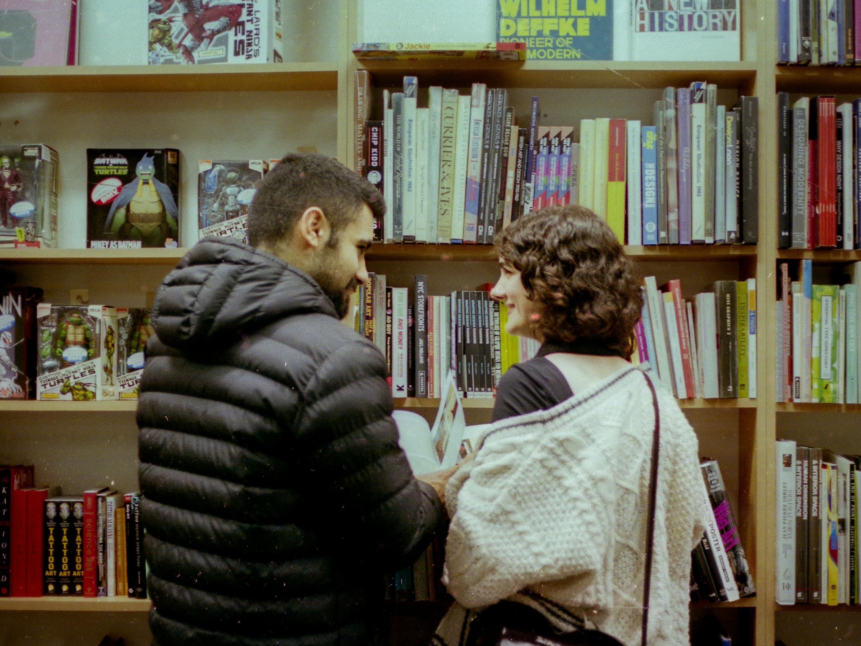 De franc Una parella gaudeix d'una estona tranquil·la fullejant llibres en una llibreria de Toronto. Foto d'estoc