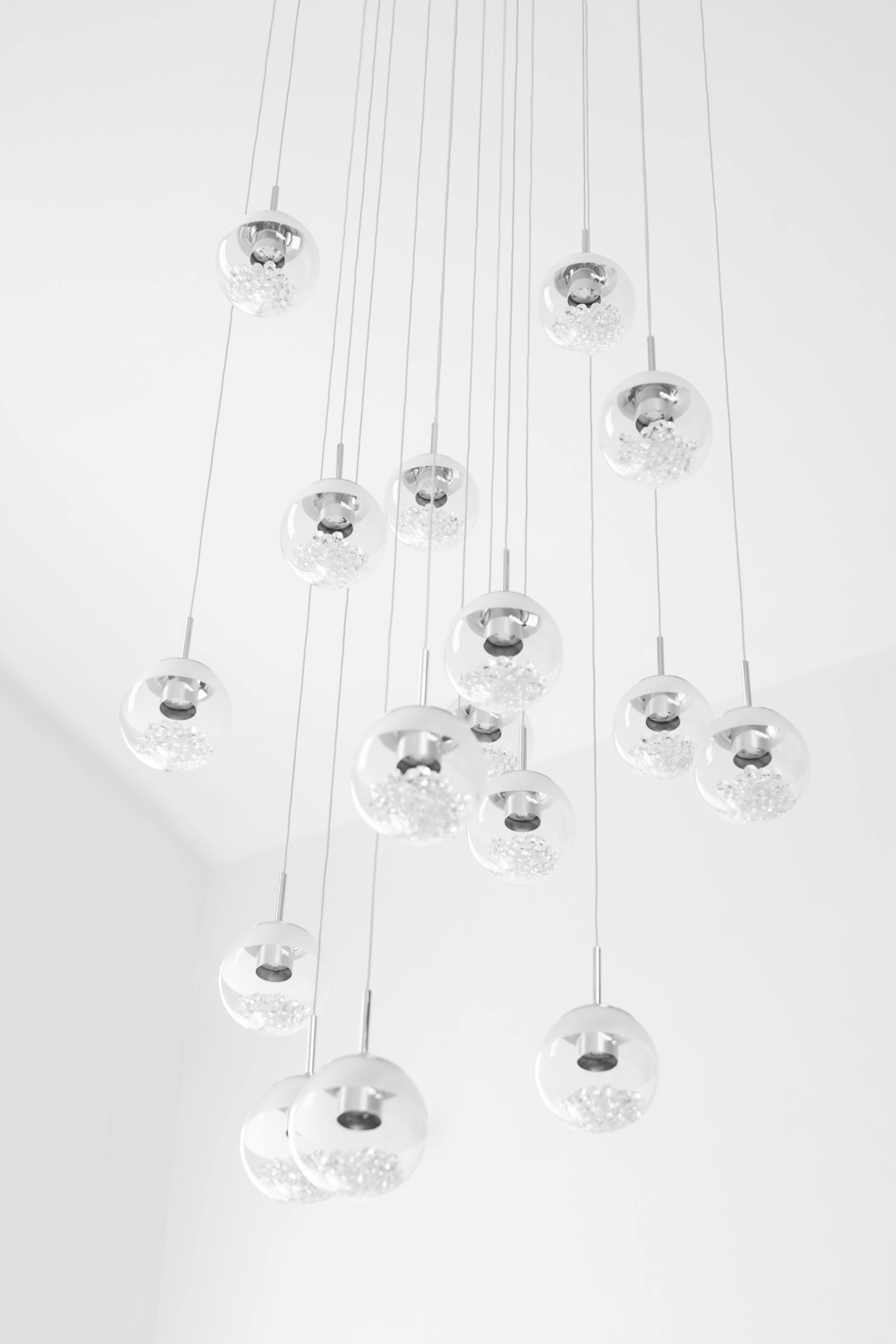 Zadarmo Elegantný minimalistický dizajn s moderným skleneným guľovým svietidlom s jasnou estetikou. Fotka z fotobanky