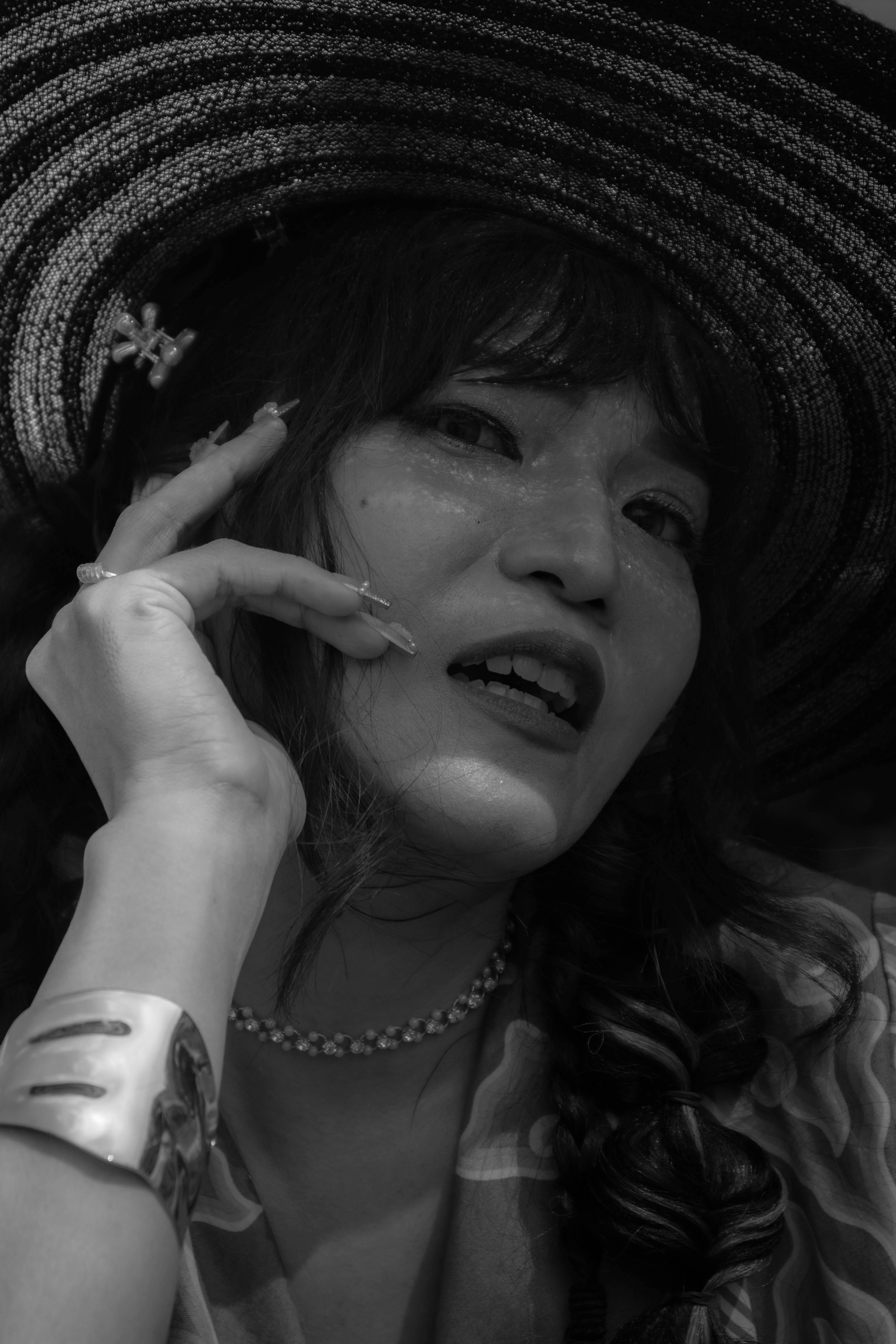 bezplatná Černobílý portrét ženy v černém klobouku a špercích. Základová fotografie