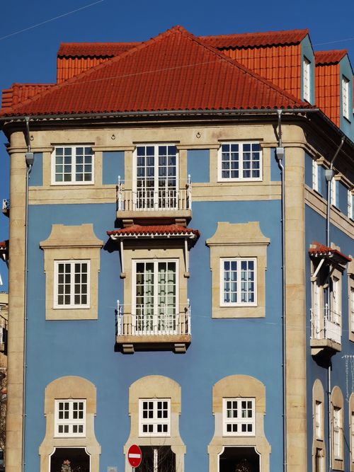 Free Beautiful blue building with red tiled roof in Europe, capturing classic architectural charm. Stock Photo