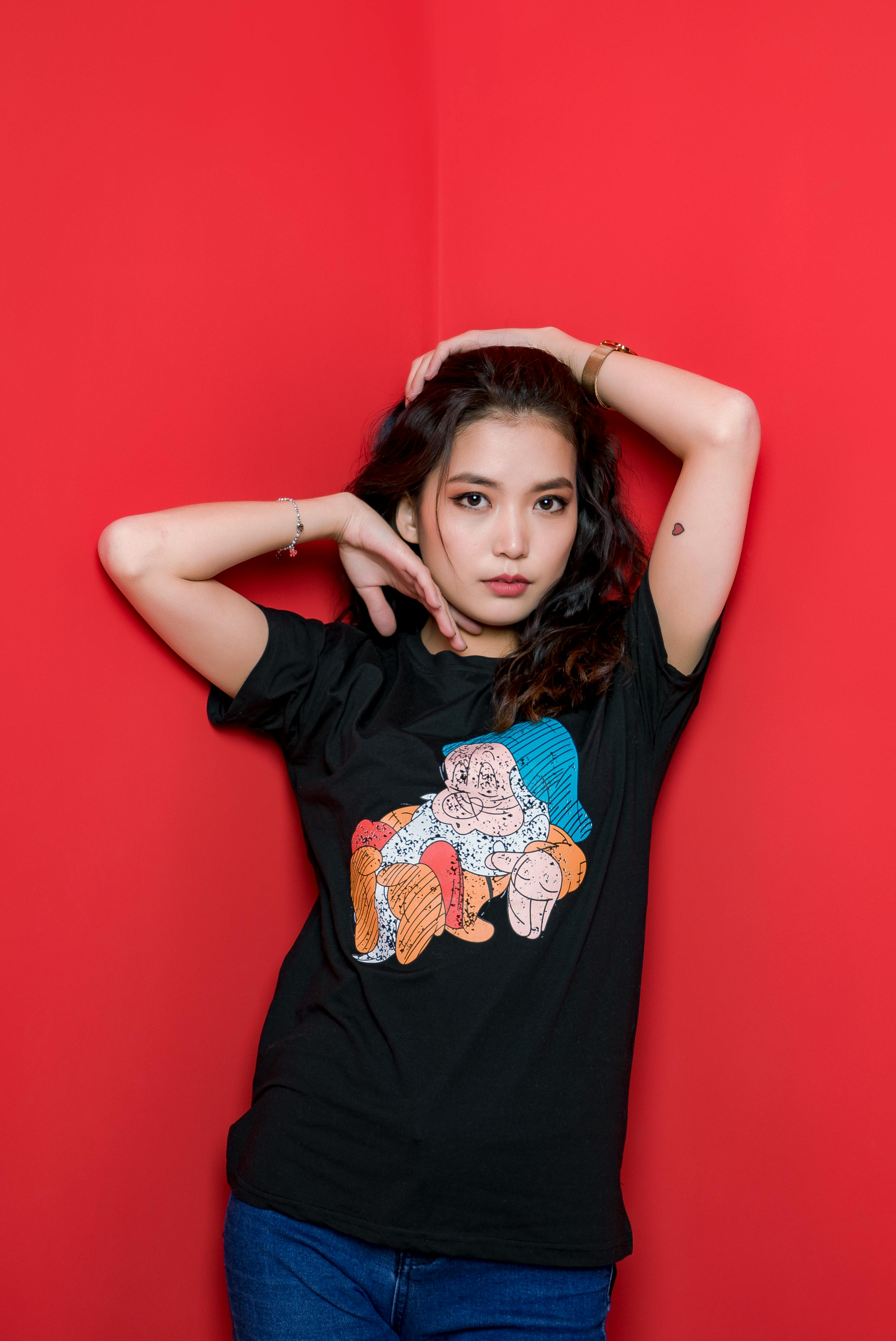 De franc Dona Dempeus I Mirant La Càmera Foto d'estoc