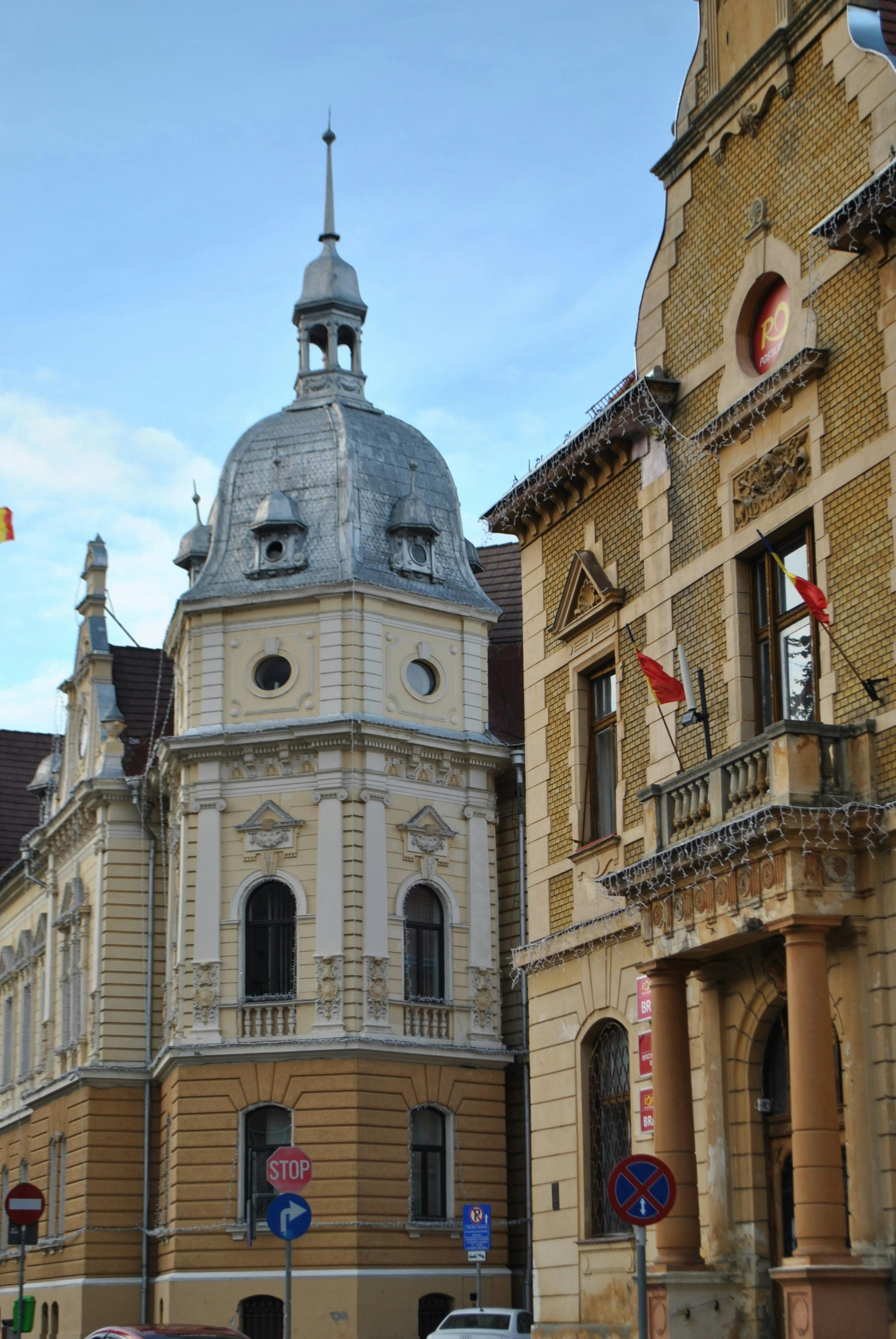 Gratis Due edifici storici riccamente decorati con stili architettonici distintivi, inseriti in un contesto urbano europeo. Foto a disposizione