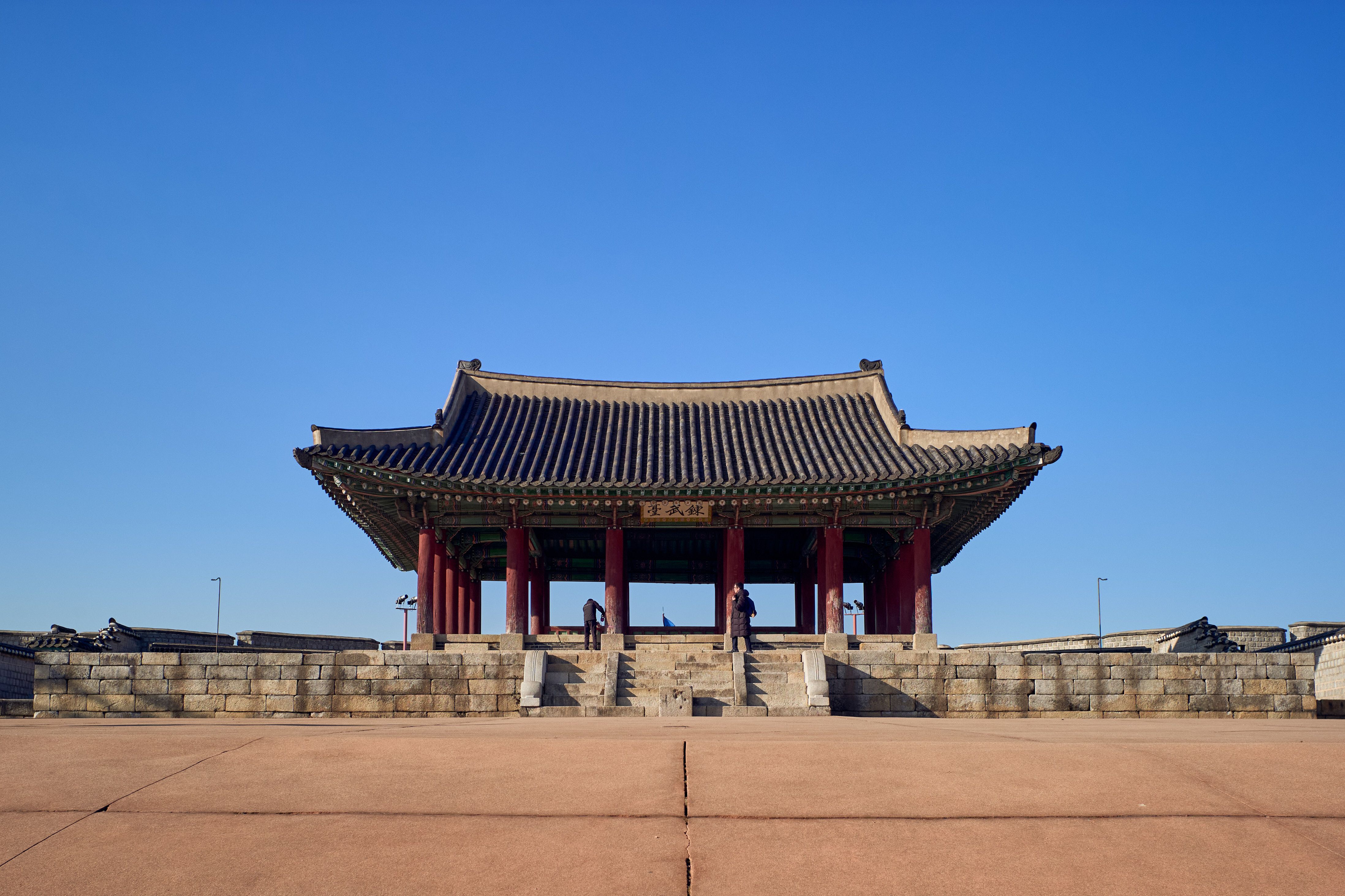 Stunning frontal view of Gyeongbokgung Palace in Seoul with a clear blue sky backdrop.