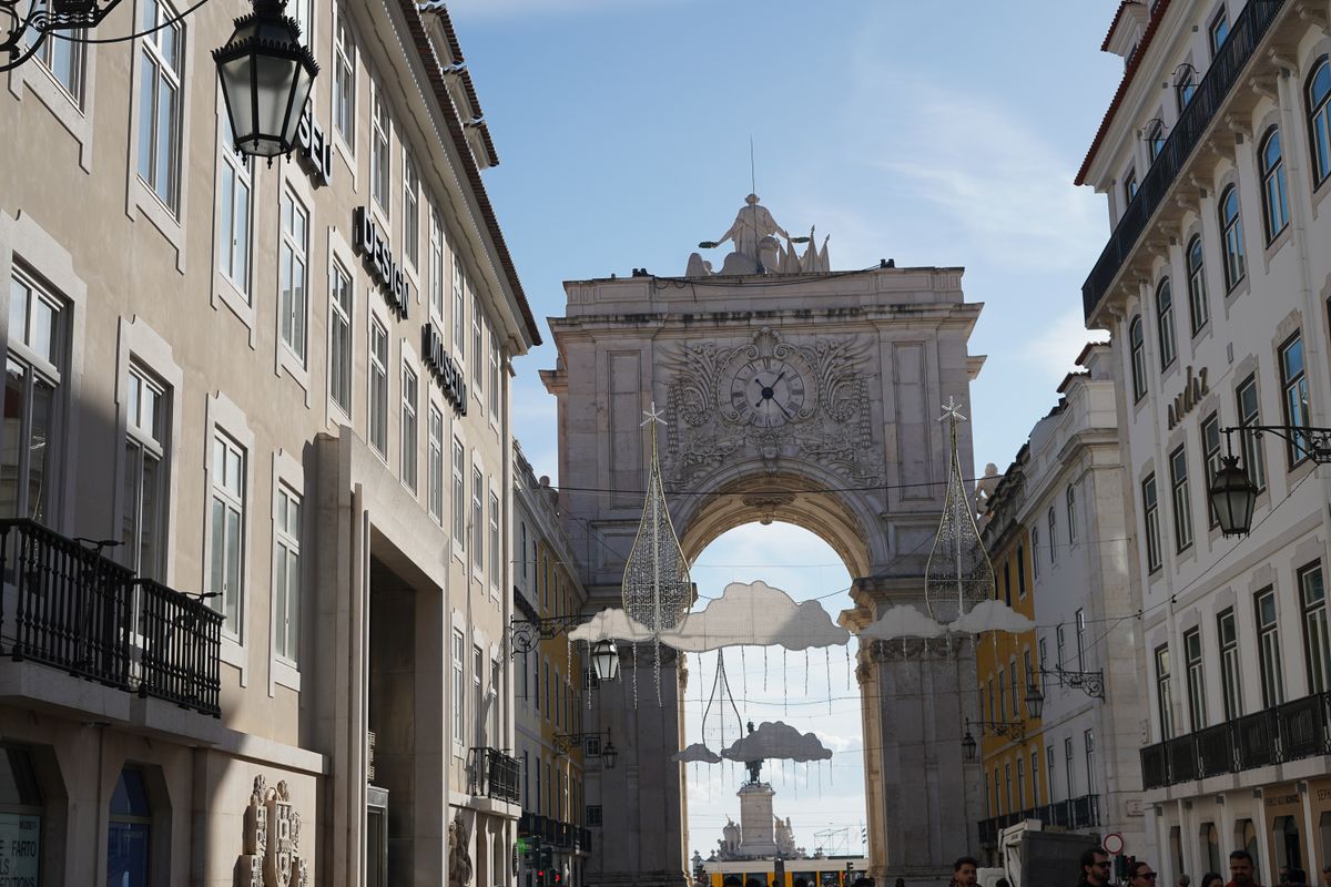 Rua Augusta pietonala spre arcul de triumf