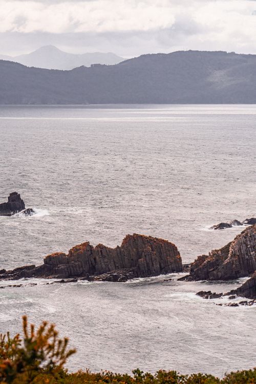 Free Dramatic coastline with rocky formations, perfect for nature and travel themes. Stock Photo