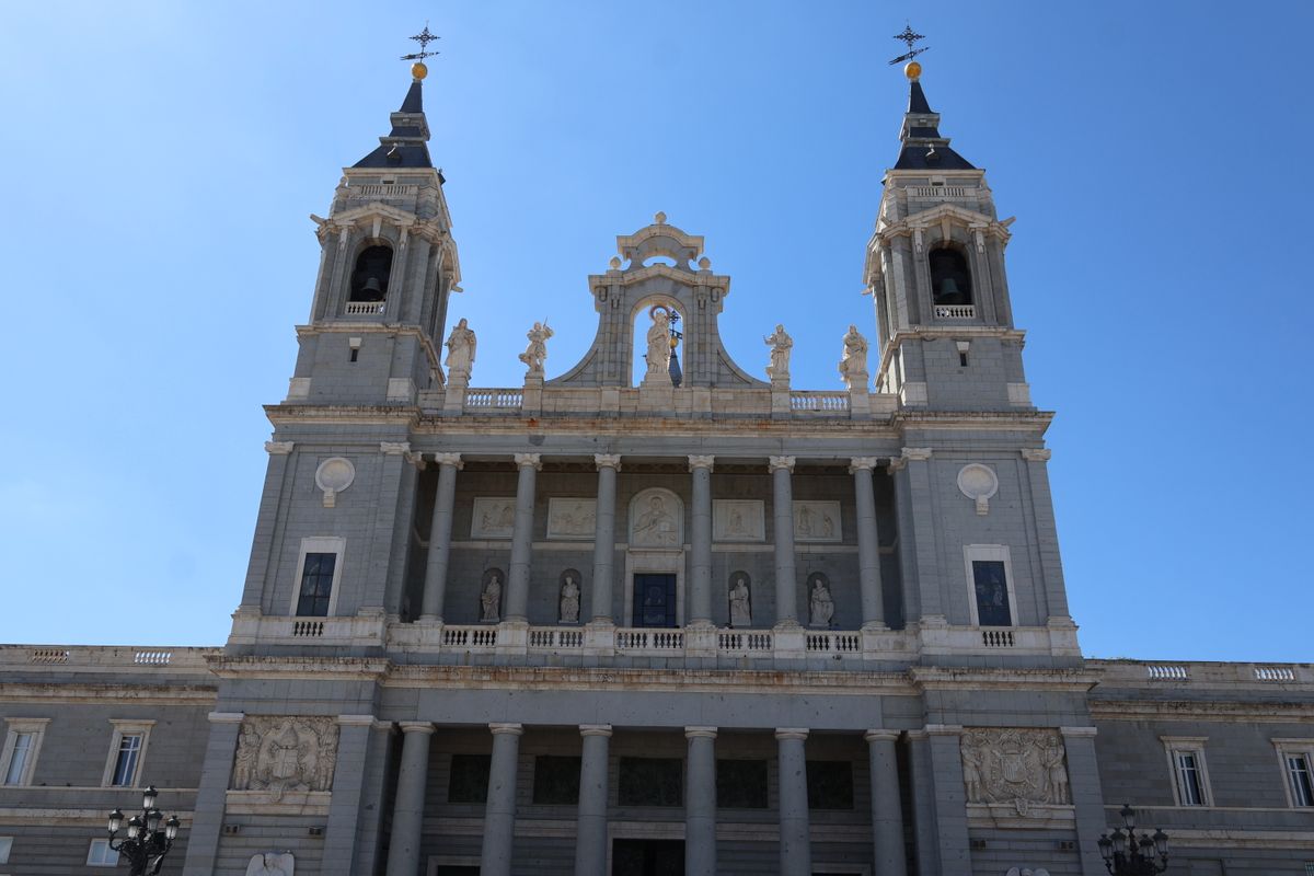 Fatada catedralei Almudena vazuta de jos, pe cer albastru