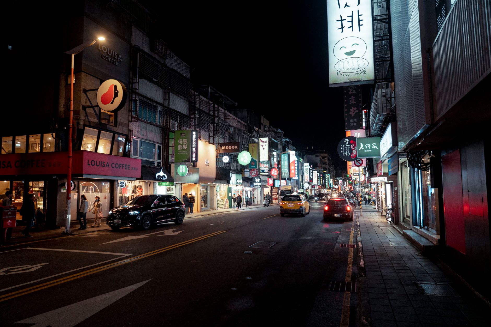 2019年非洲國家盃決賽場景,阿爾及利亞球員慶祝進球,夜間球場燈光明亮