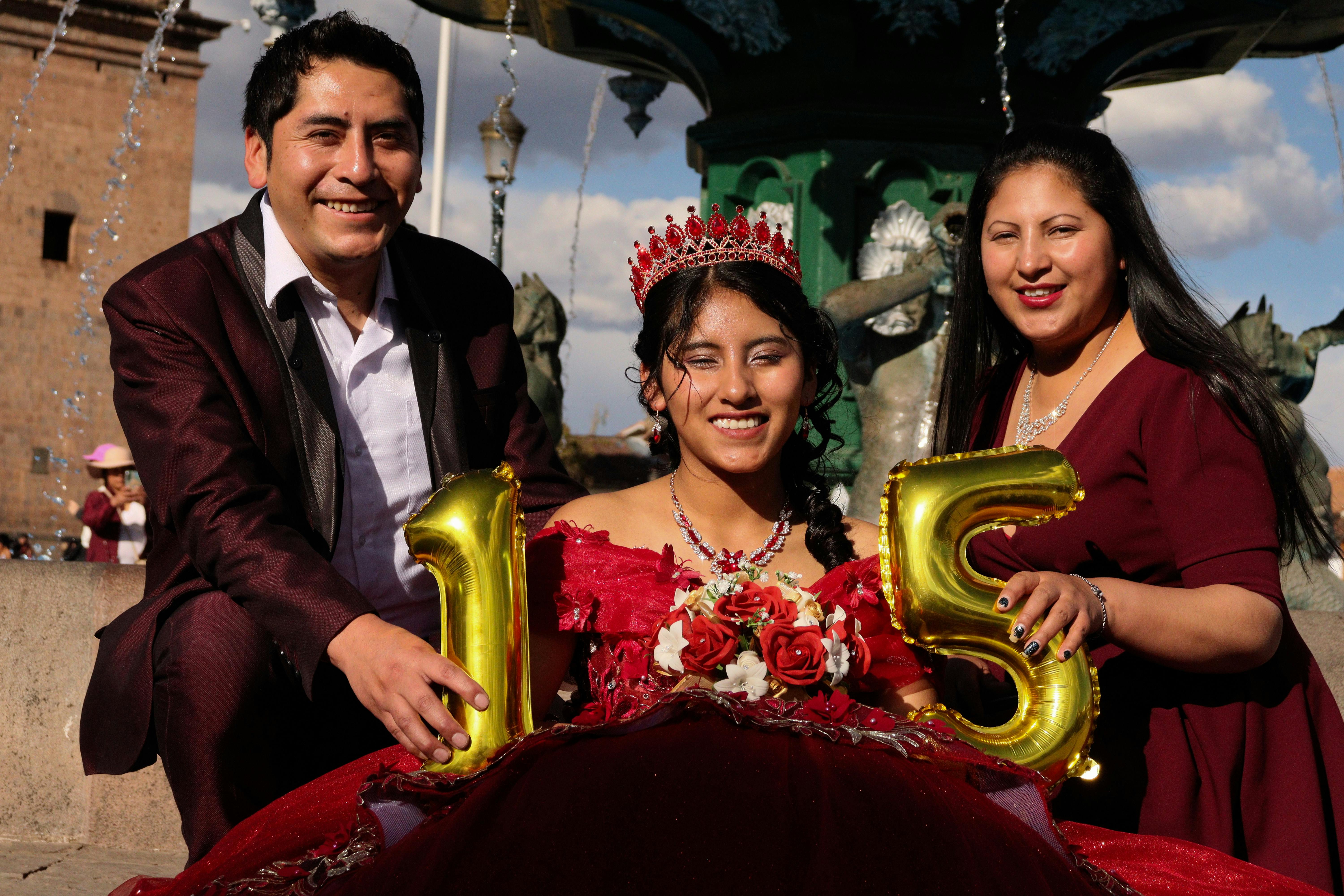 Gratis Una sorridente adolescente latina festeggia la sua quinceañera con la famiglia sotto un cielo soleggiato. Foto a disposizione