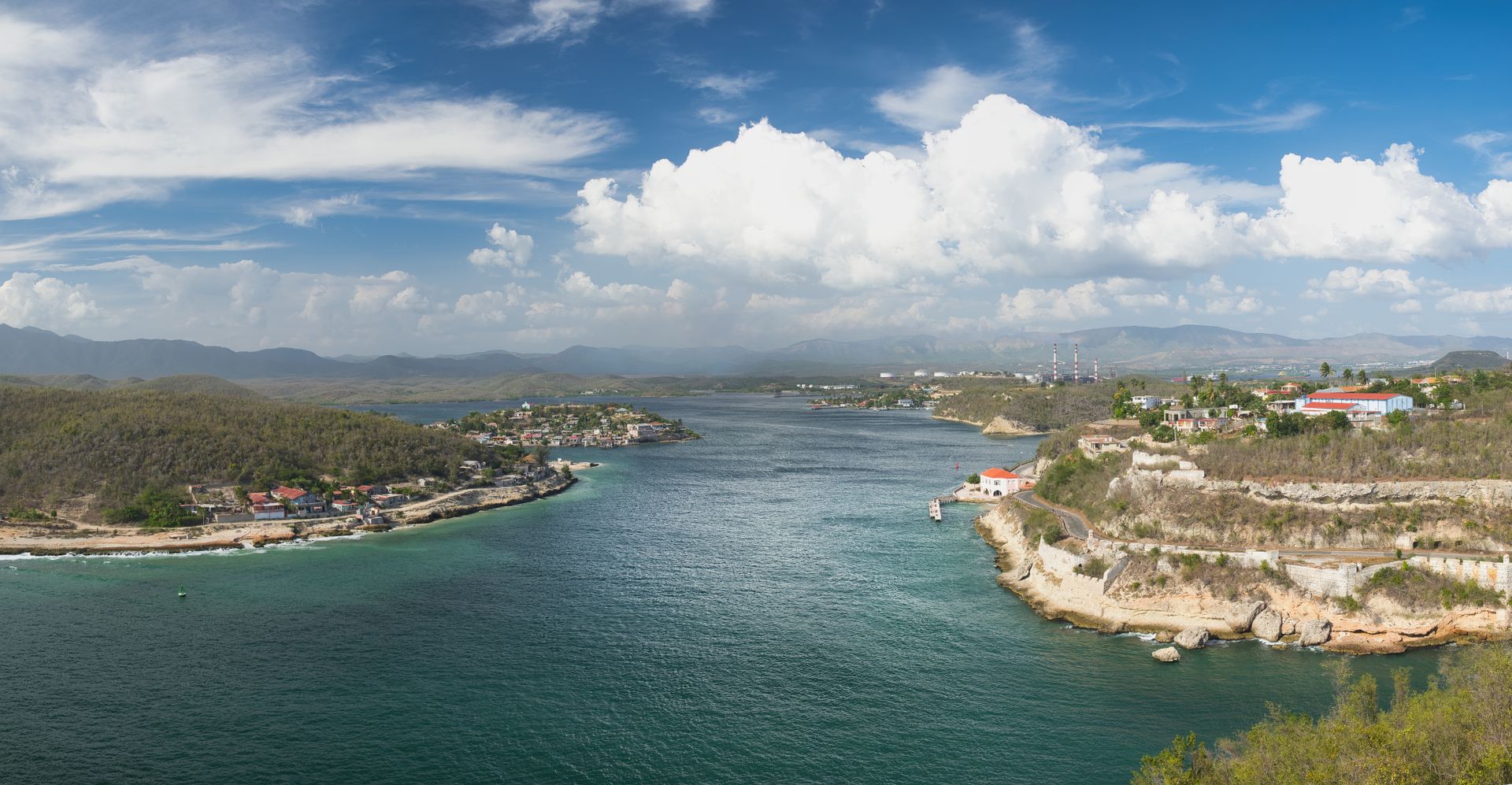Costa de la bahía de Guantánamo bajo la luz del día