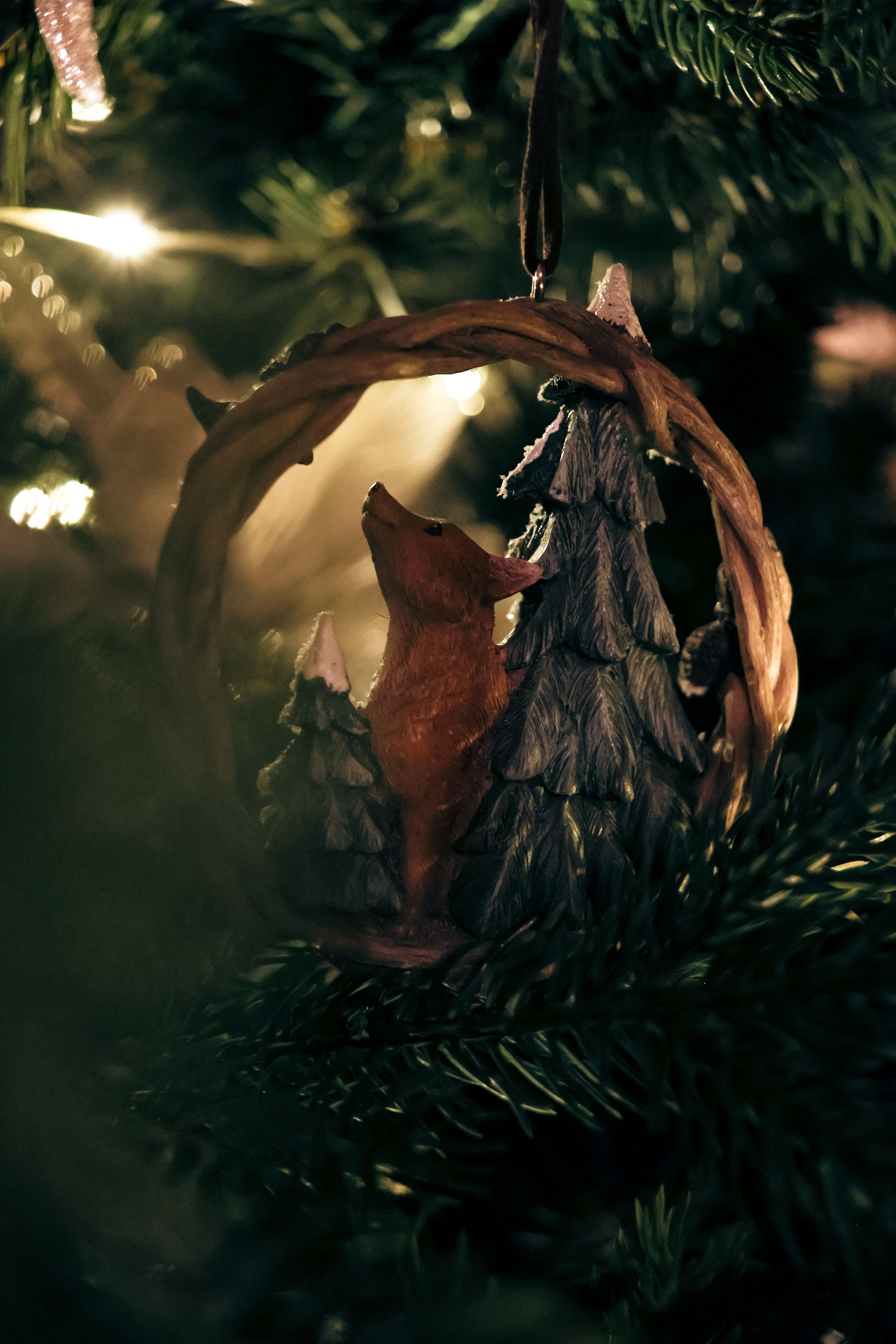 Adorno Navideño Rústico En Pino · Foto de stock gratuita