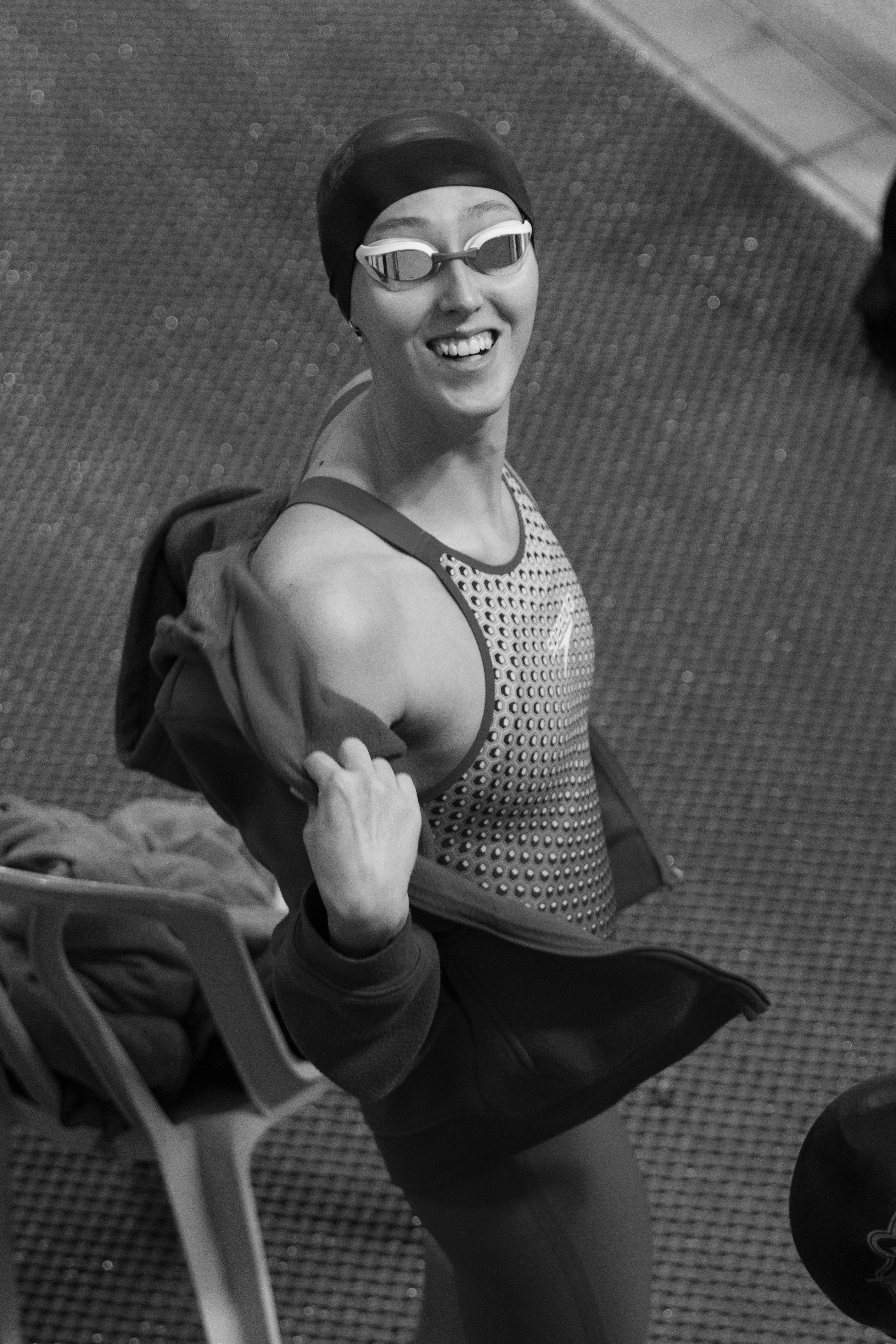 De franc Nedadora alegre amb un elegant banyador preparant-se per a la natació competitiva. Foto d'estoc