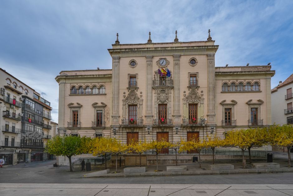 Impresionante fachada de edificio neoclásico en la ciudad de Jaén, Andalucía, España.