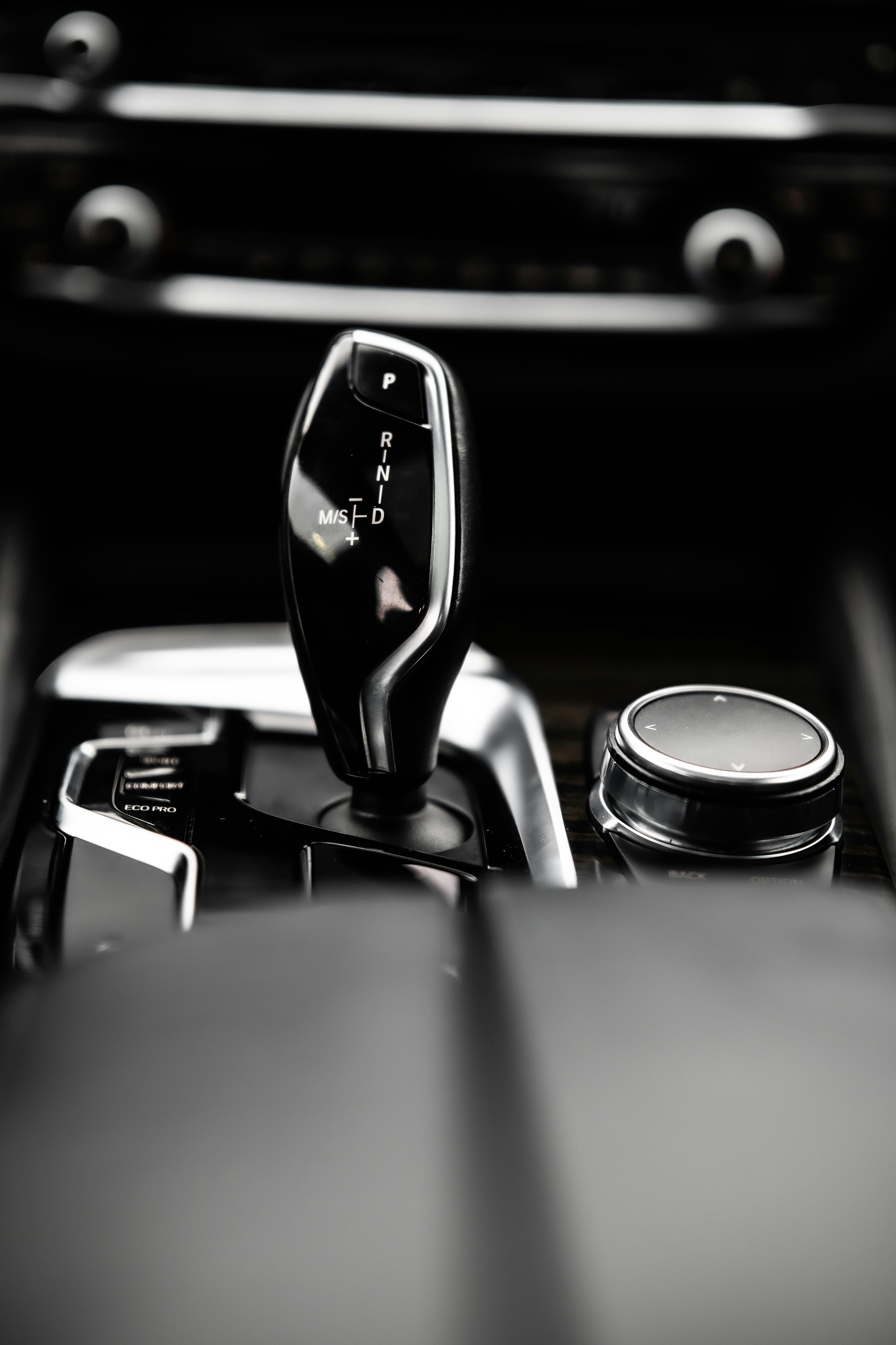 Gratis Tuas persneling berwarna hitam dan perak di interior mobil mewah, menonjolkan desain modern. Foto Stok