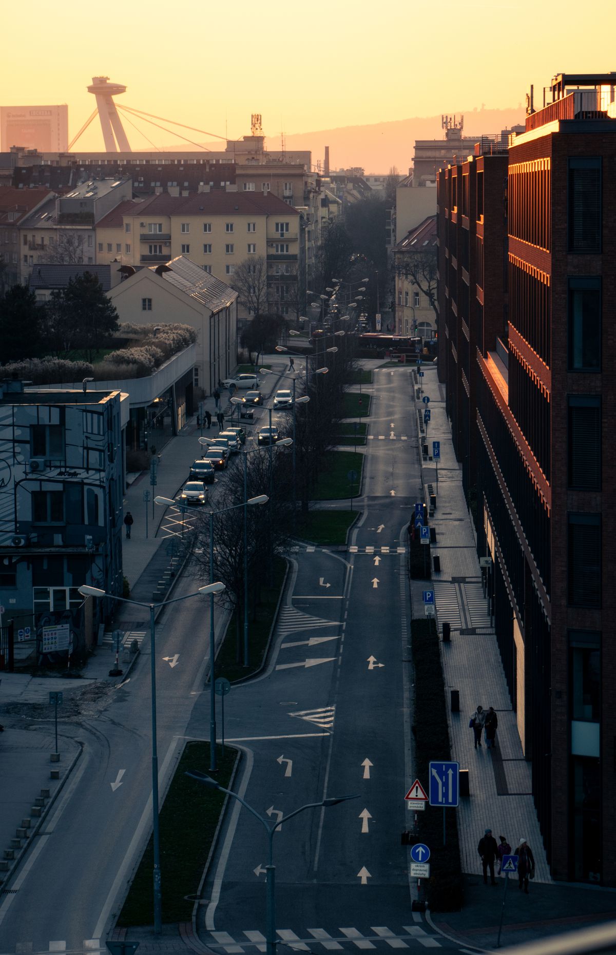 Unde te cazezi în Bratislava - panoramă cu Dunărea și turnul UFO la apus
