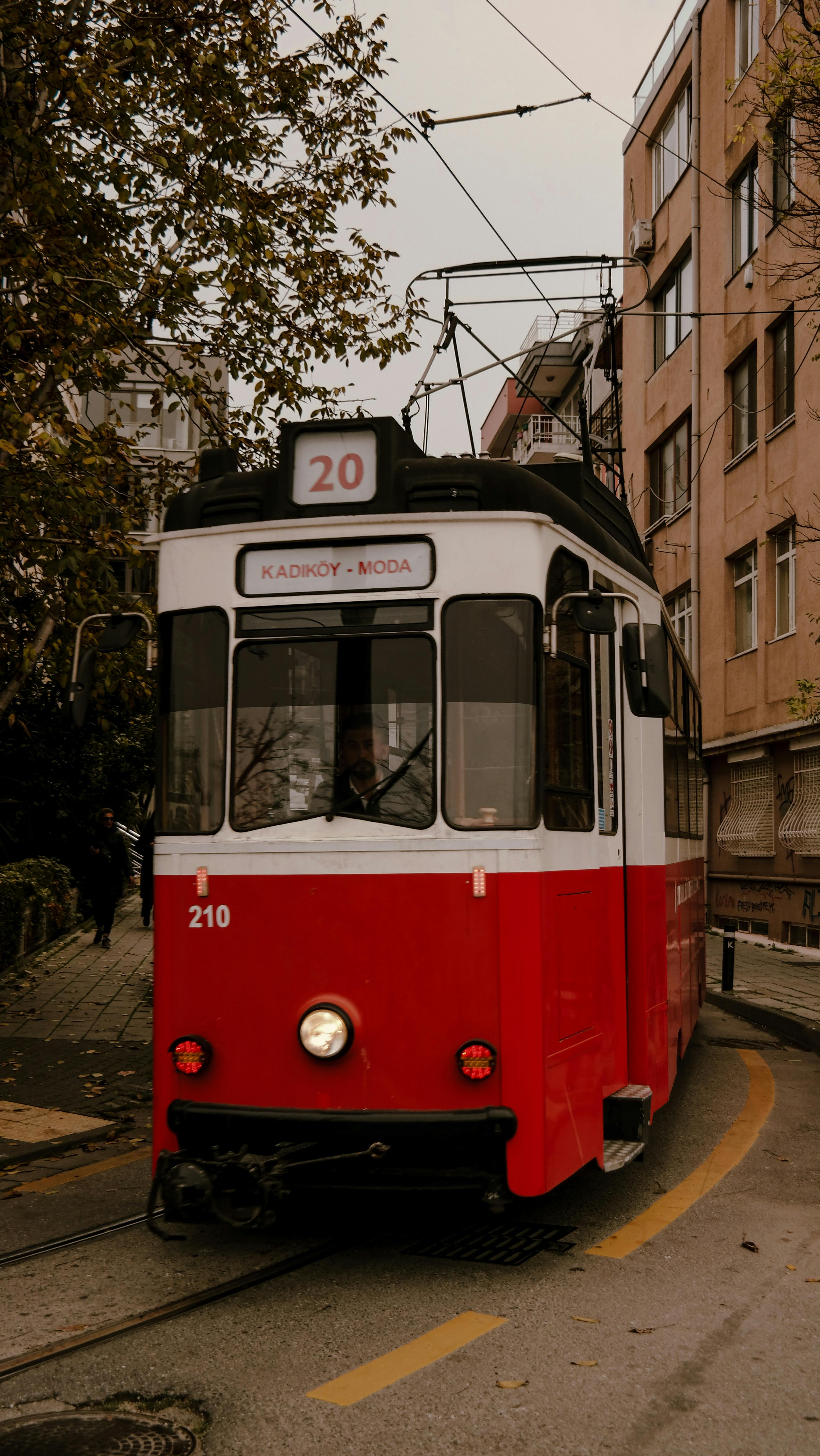 bezplatná Klasická červená tramvaj projíždějící ulicemi Kadıköy, İstanbul, Türkiye. Základová fotografie