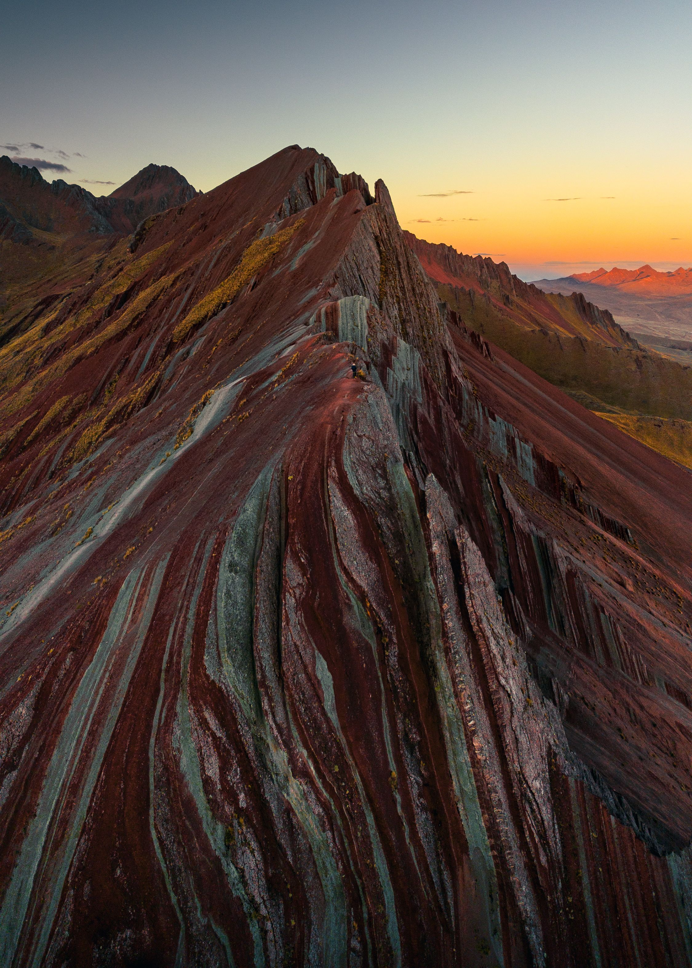Vue Aérienne De La Montagne Arc En Ciel Au Coucher Du Soleil, Pérou — free download