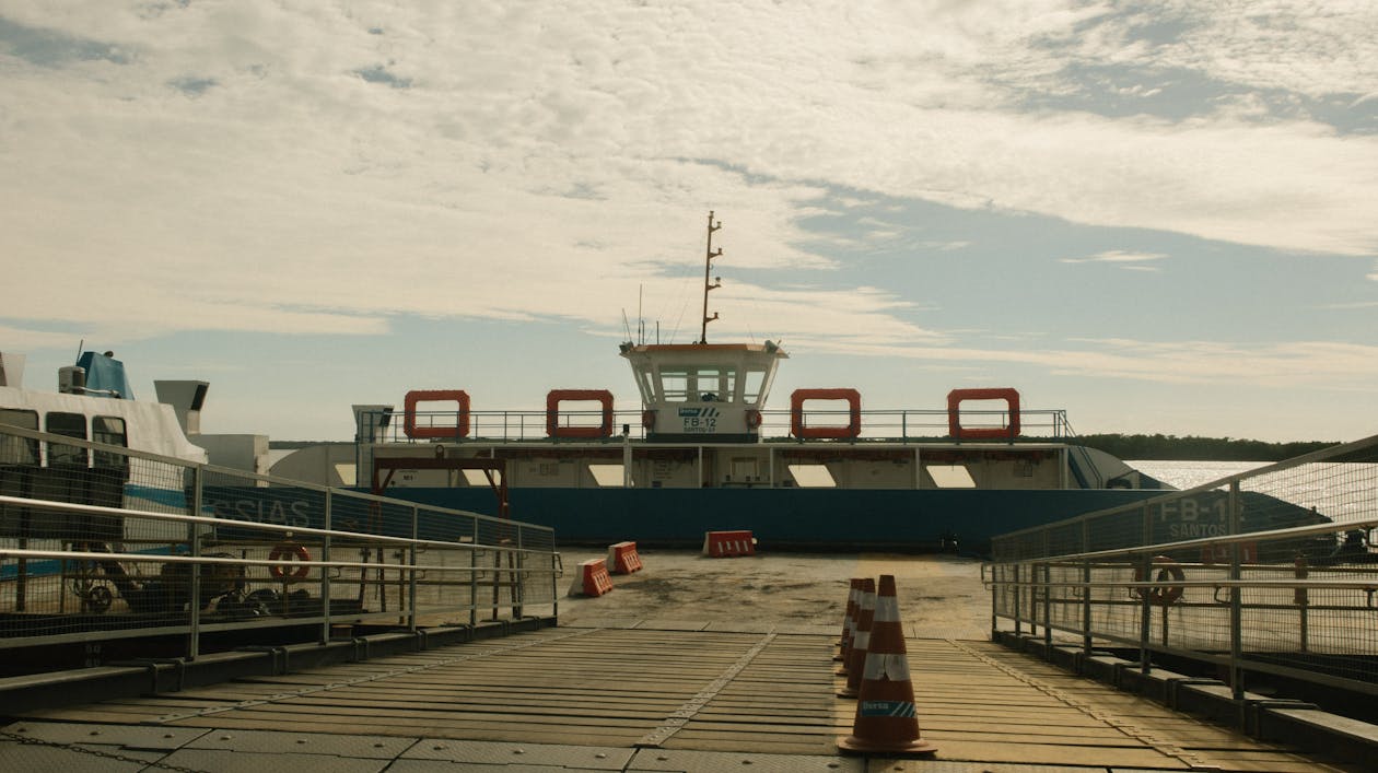 Barco Branco E Azul No Corpo D'água Sob O Céu Branco E Azul