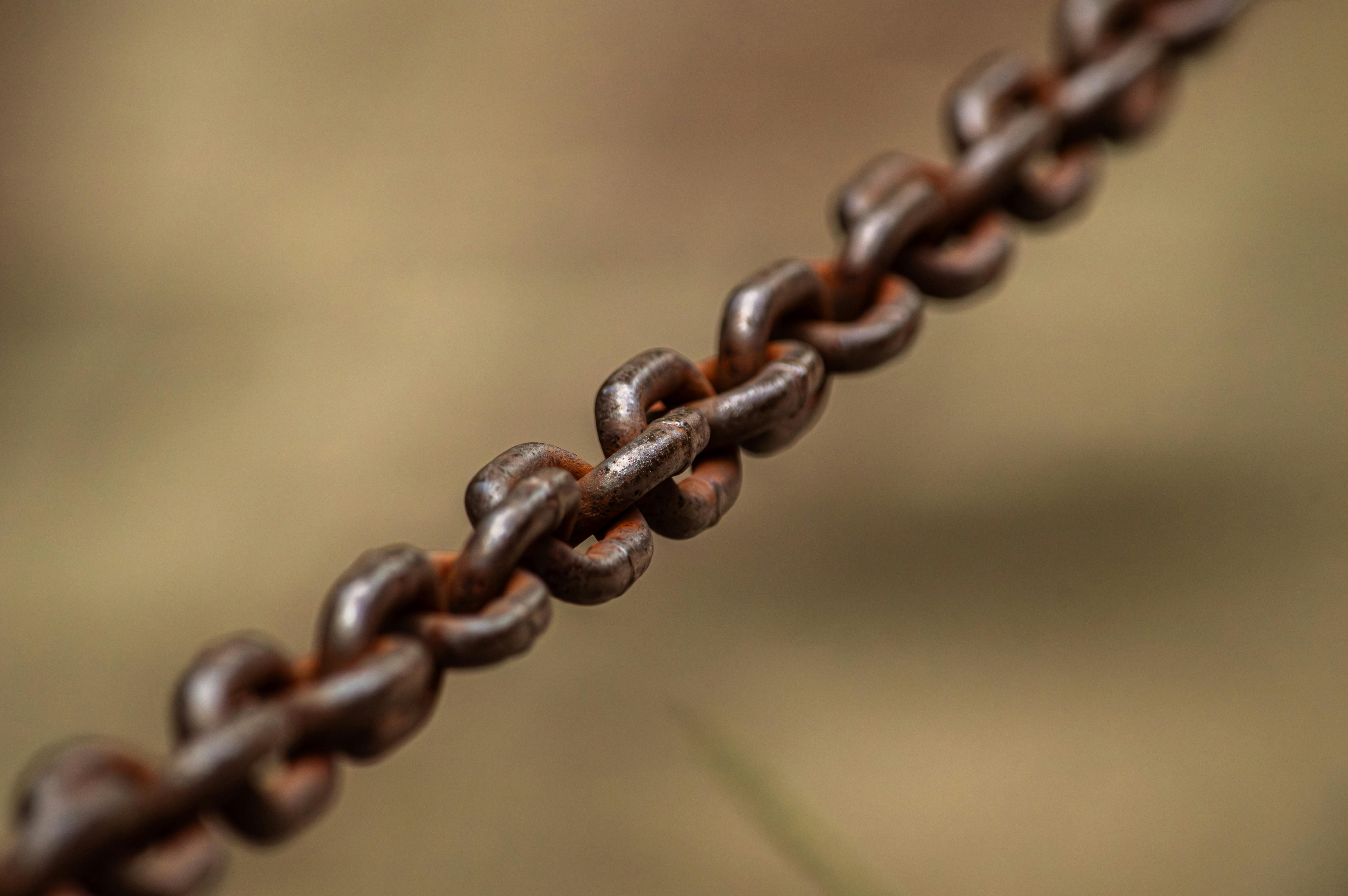Detailed macro shot of a rusty metal chain outdoors in Minas Gerais, Brazil.