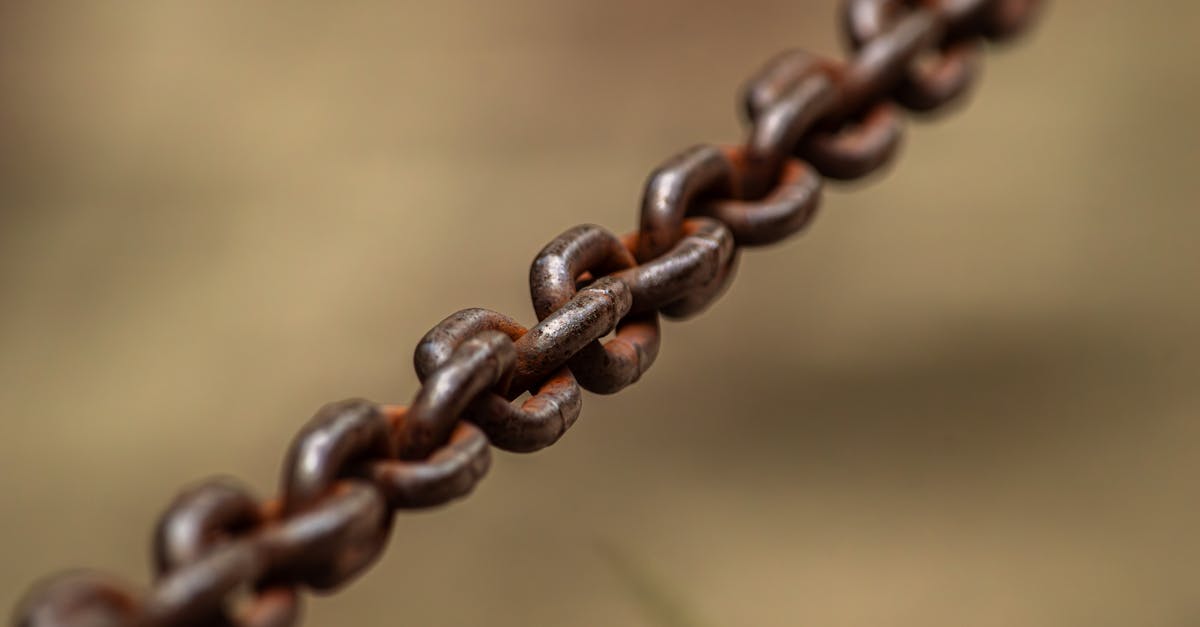 Detailed macro shot of a rusty metal chain outdoors in Minas Gerais, Brazil.