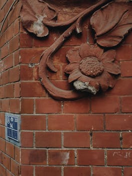 日光下，花卉图案在华丽砖墙的特写中展现