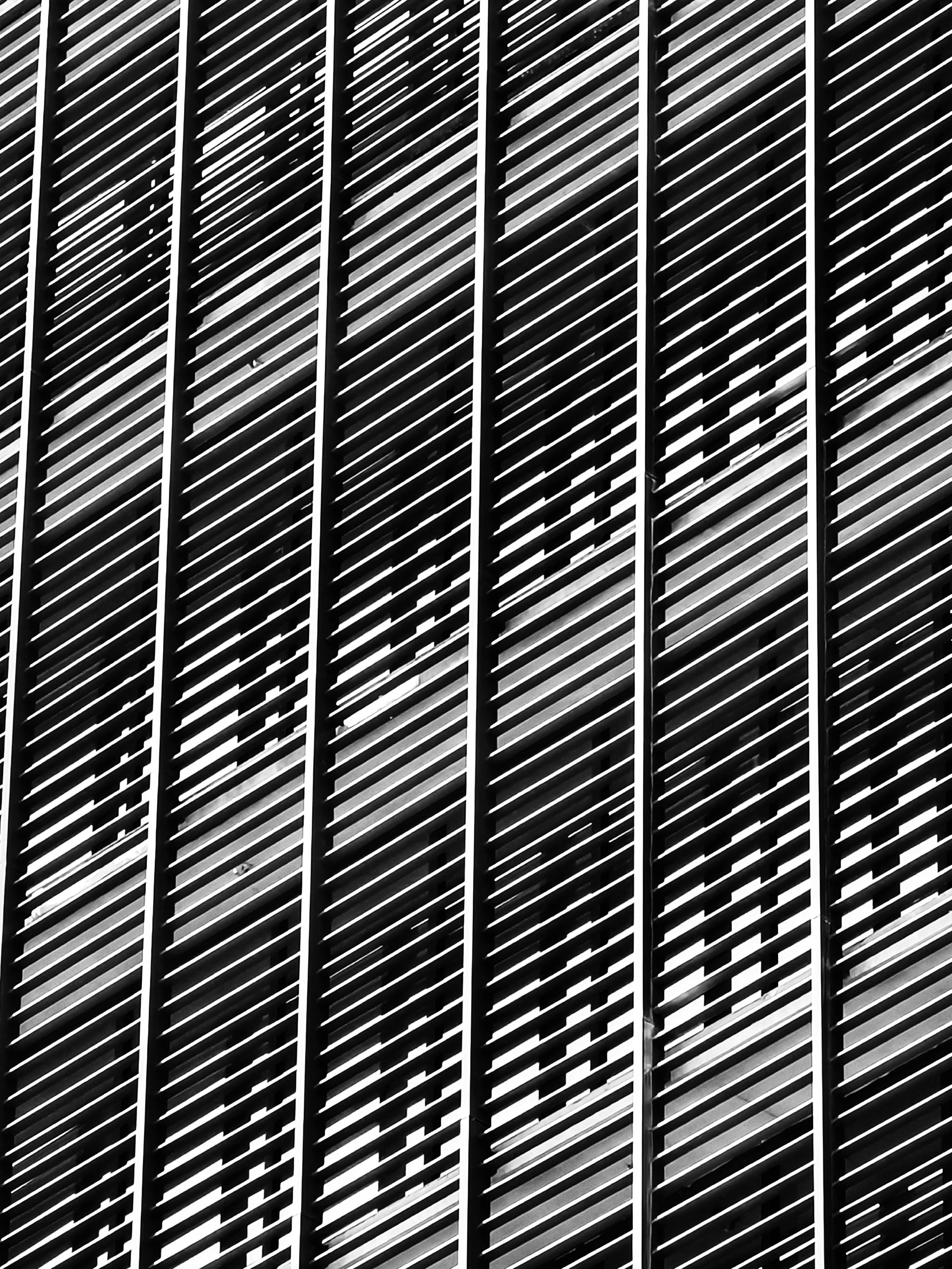 De franc Imatge en blanc i negre que mostra detalls arquitectònics urbans amb dissenys i patrons geomètrics. Foto d'estoc