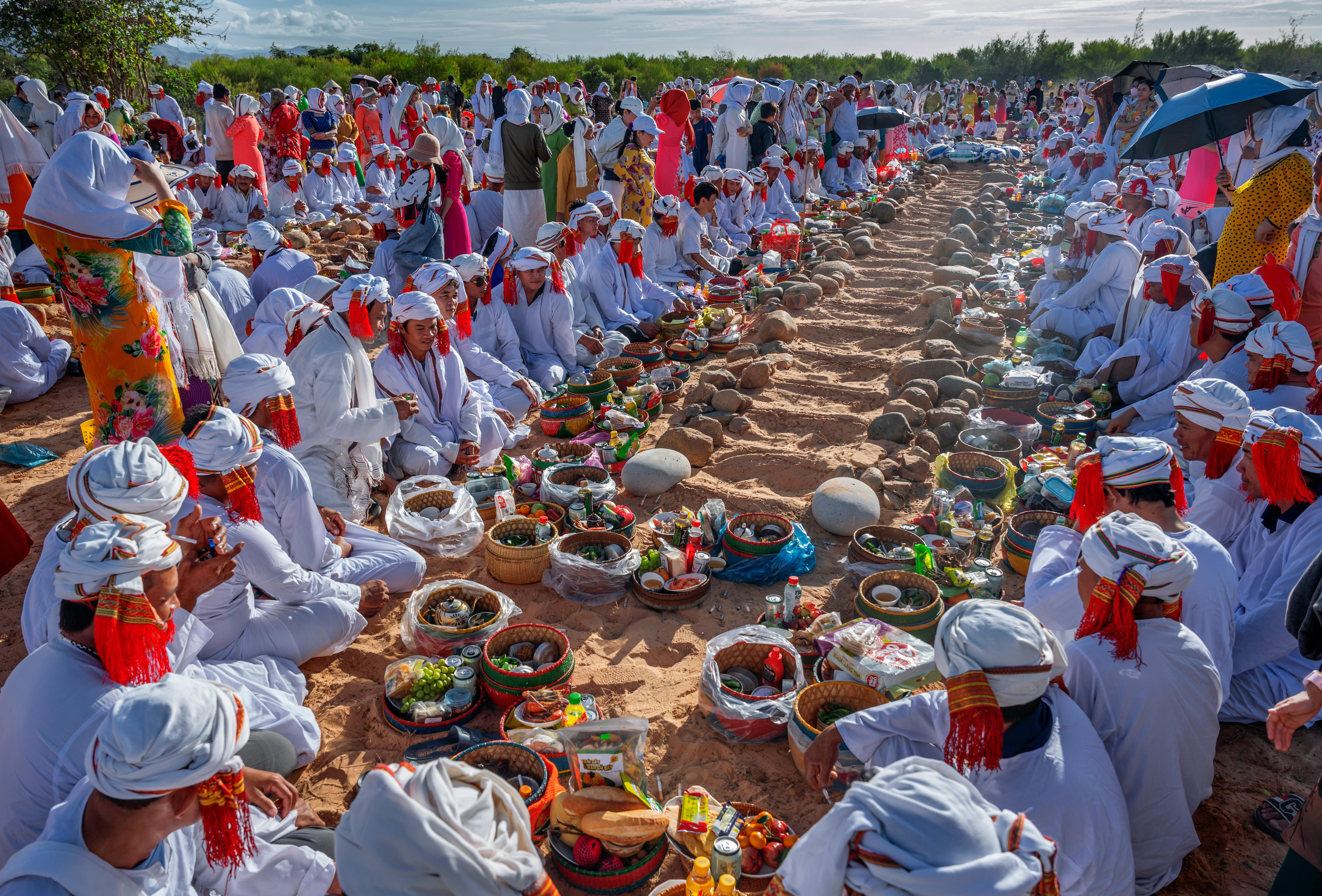 Colorful celebration of Ramuwan culture with participants in traditional attire in Bình Thuận, Vietnam.